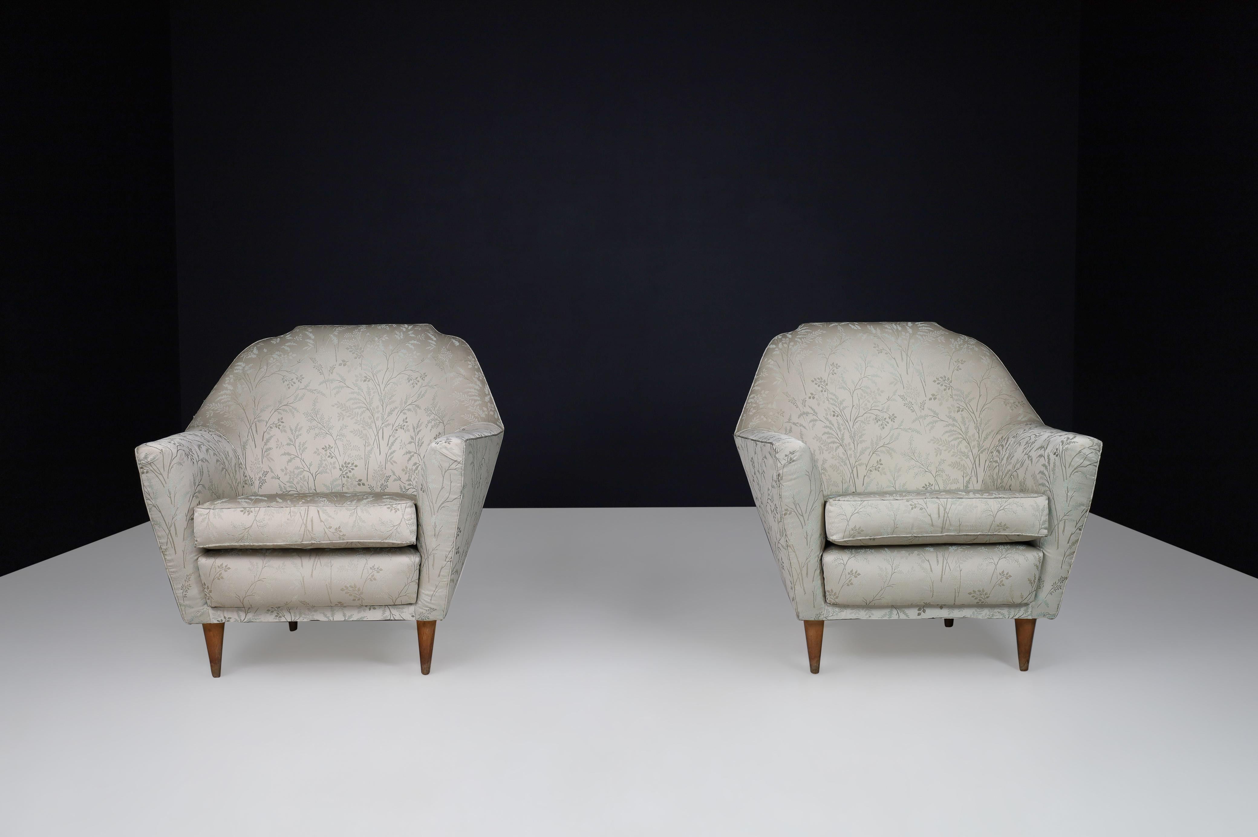 20th Century Ico Parisi Armchairs in Fabric and Tapered wooden Legs, Italy 1950s For Sale