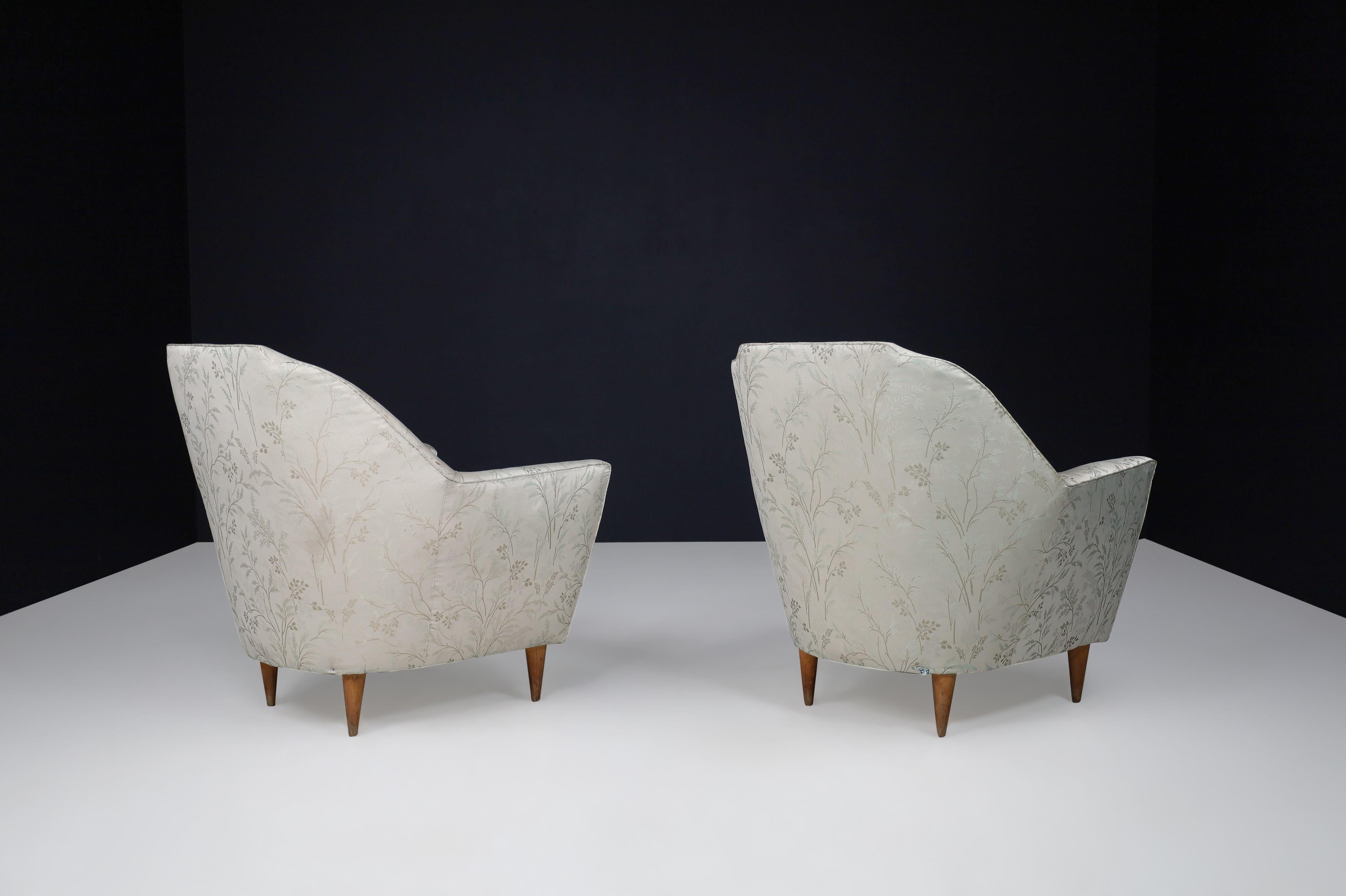 Ico Parisi Armchairs in Fabric and Tapered wooden Legs, Italy 1950s For Sale 1