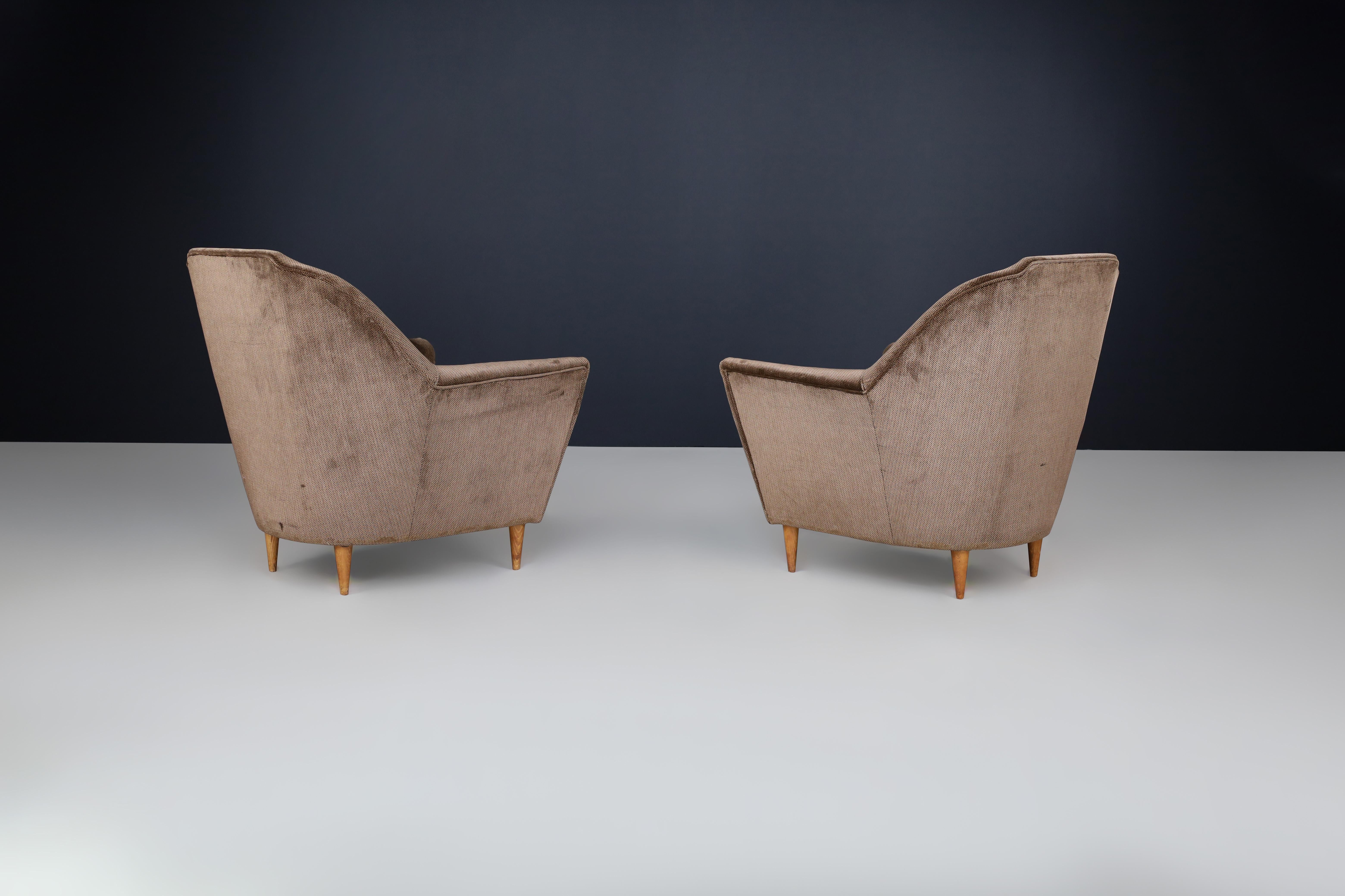 Fabric Ico Parisi armchairs in fabric and tapered wooden legs, Italy 1950s For Sale