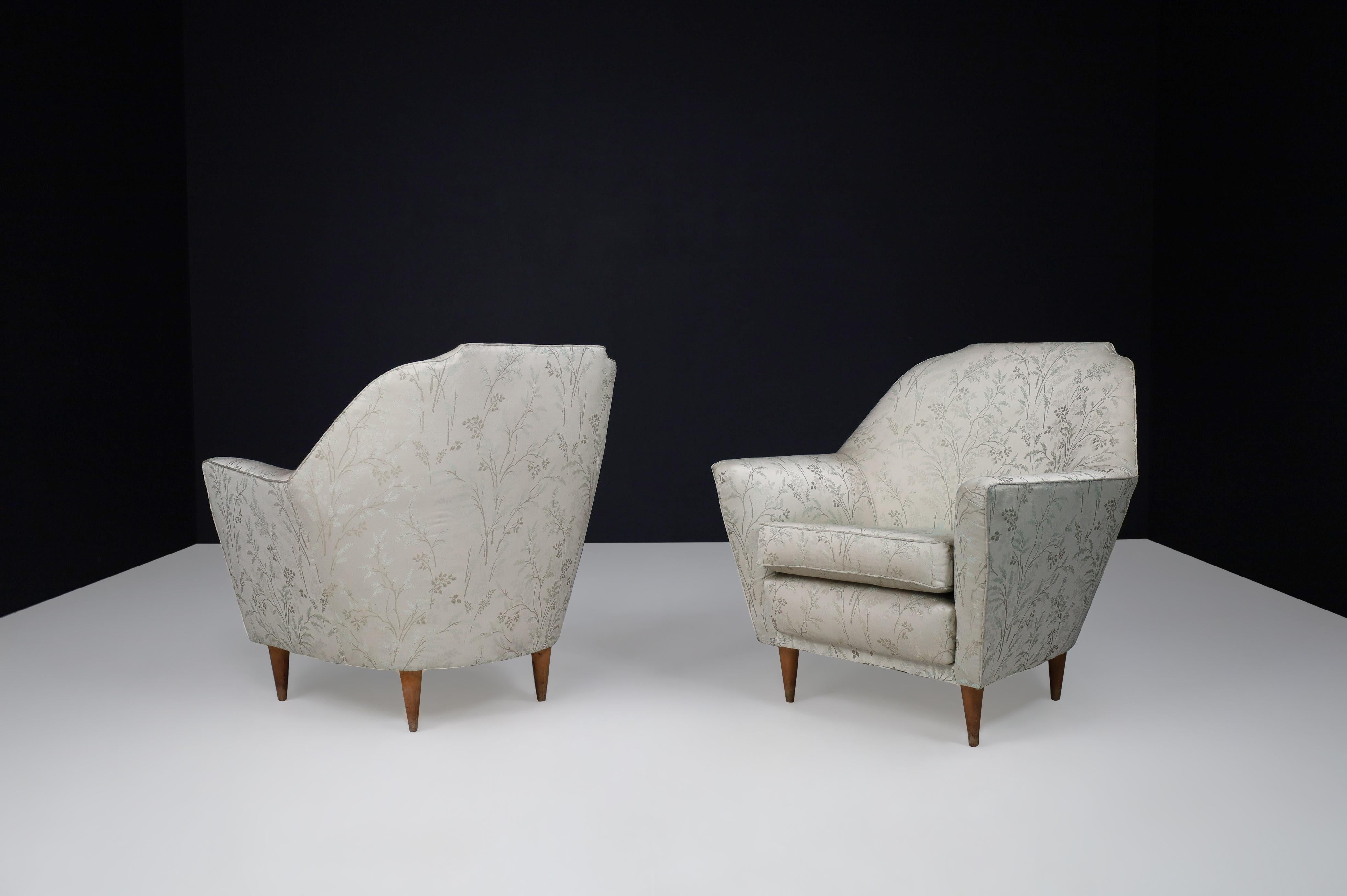 Ico Parisi Armchairs in Fabric and Tapered wooden Legs, Italy 1950s For Sale 2