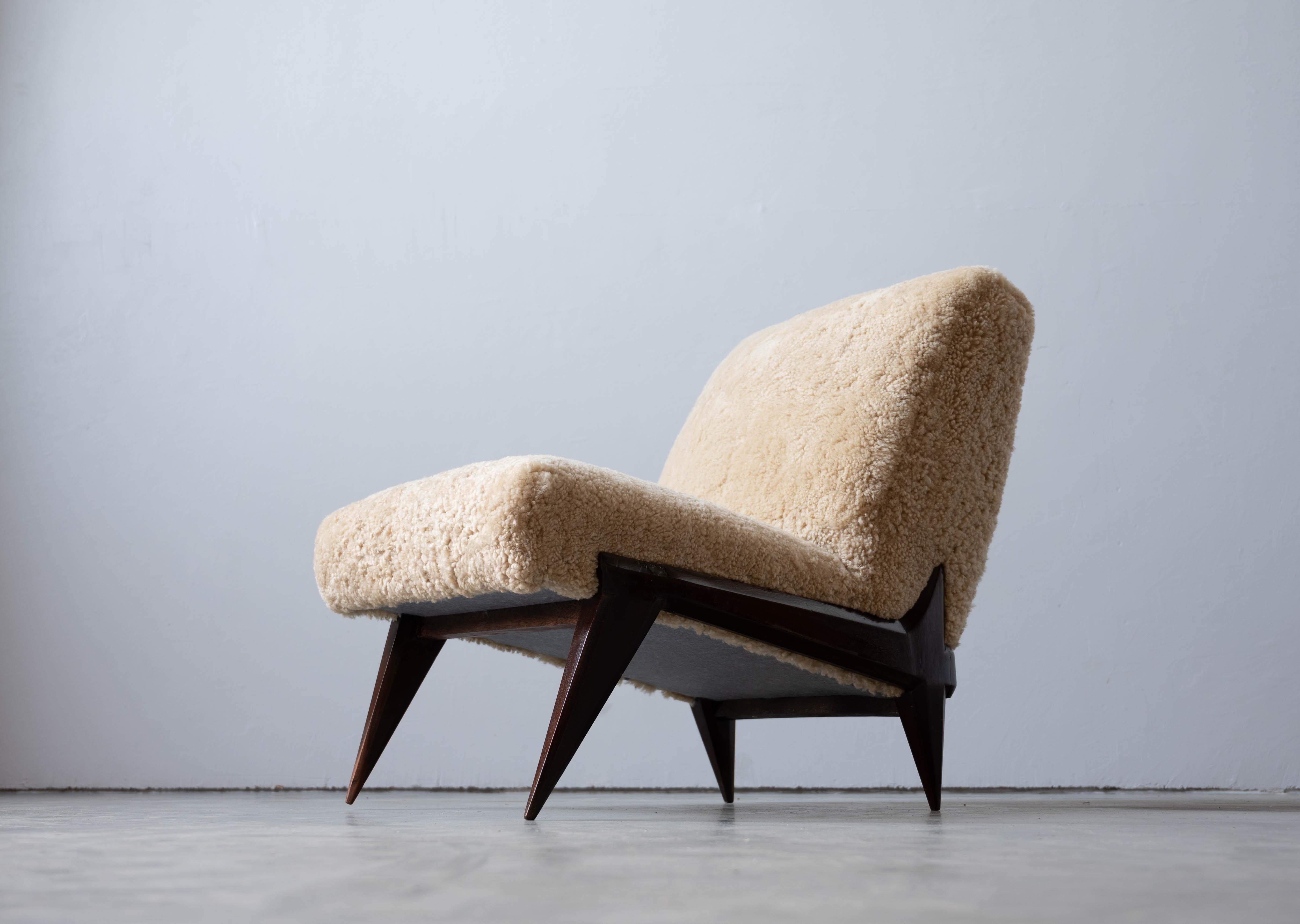 Ico Parisi 'Attribution' Slipper Chair, Dark-Stained Wood, Shearling Italy 1950s 2