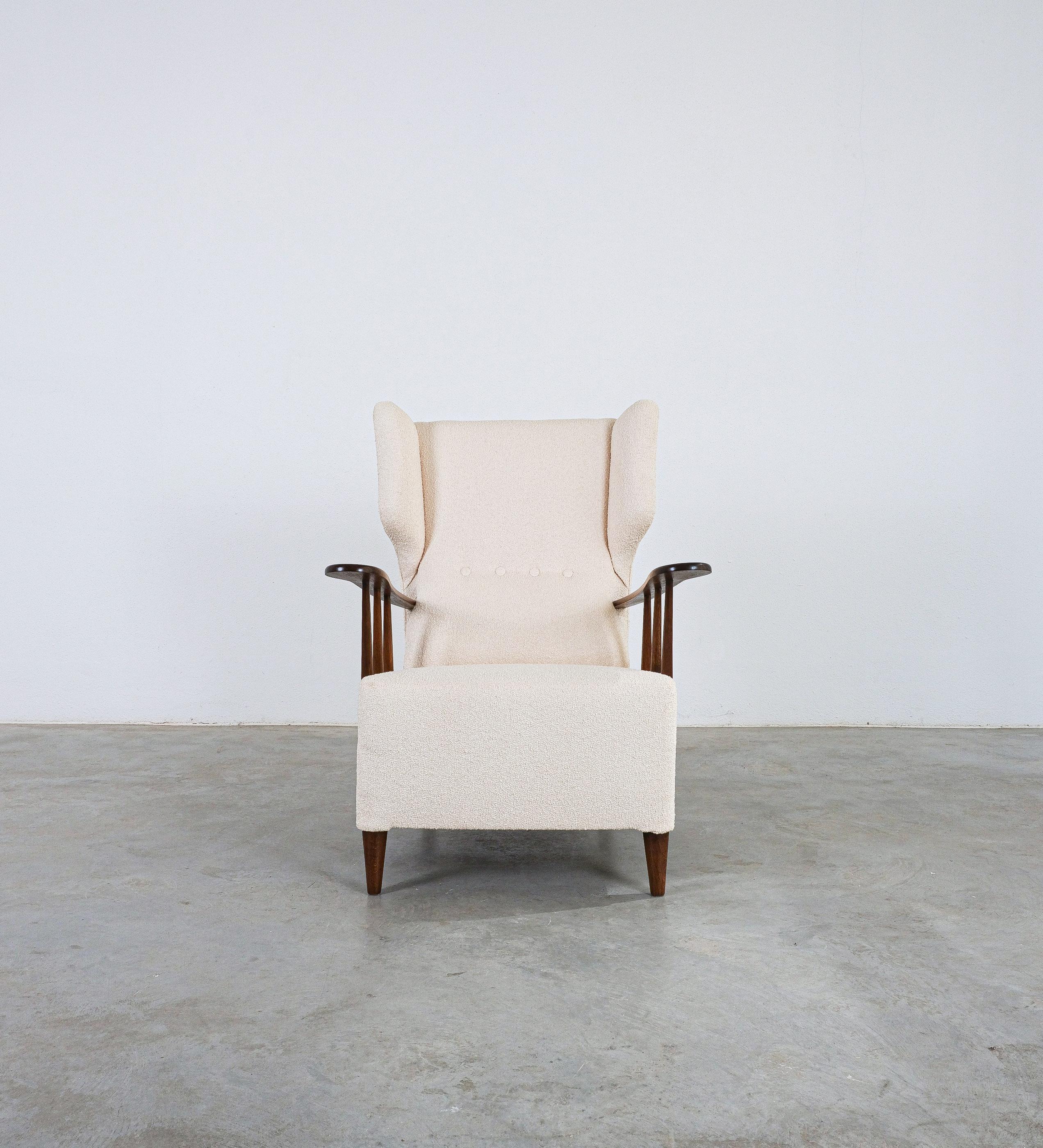 Ico Parisi Bergère Lounge Armchair Creme Bouclé Walnut, Italy 1950

Great comfort chair in newly upholstered, restored condition. The walnut armrests of this Bergère arrmchair feature rounded edges and are held in place by three vertical supports