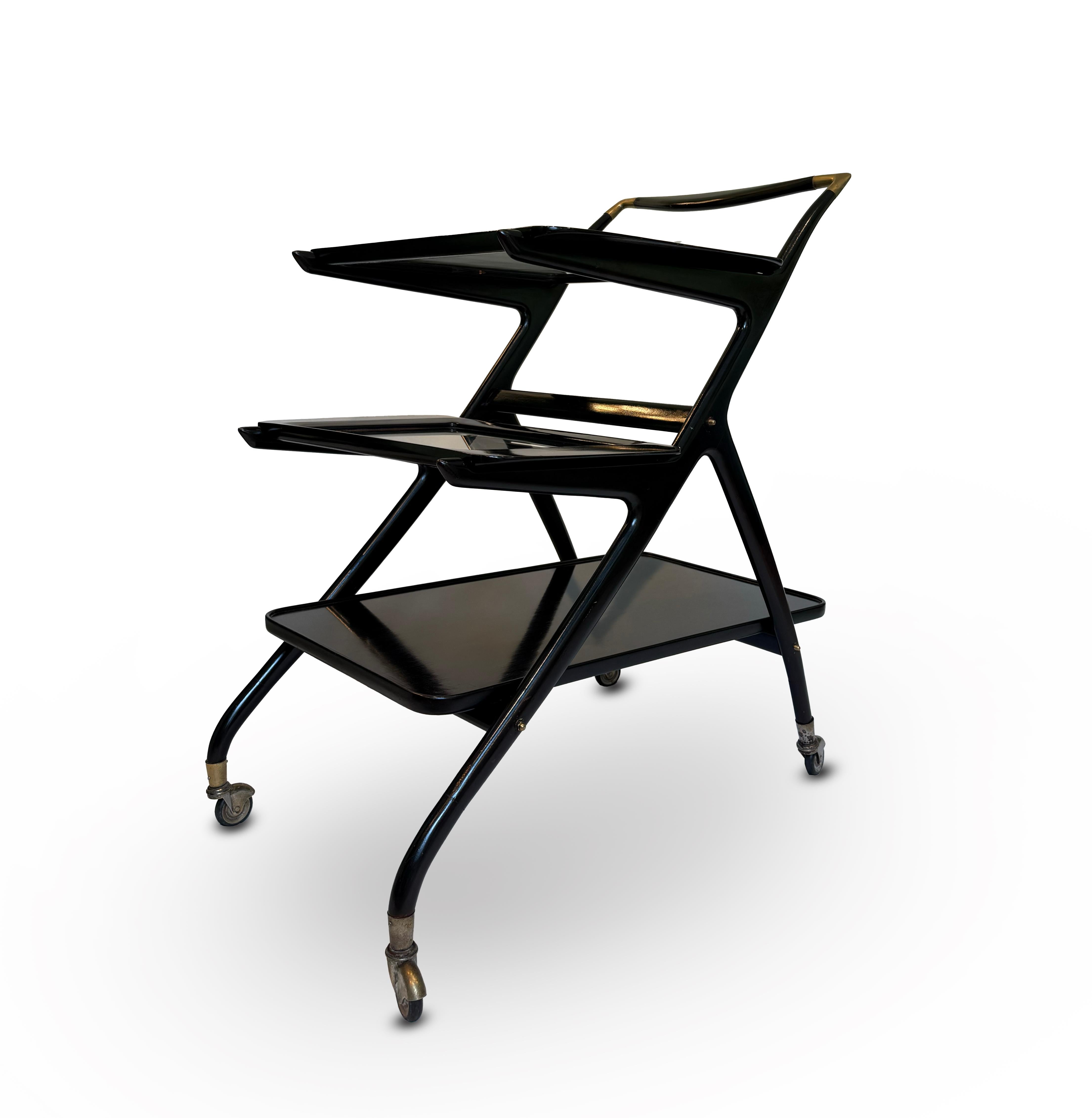 Conçue par Ico Parisi vers 1952 et fabriquée par Angelo De Baggis à Cantu, en Italie, cette magnifique table roulante (modèle n° 65) est un exemple frappant du design italien du milieu du siècle dernier. Entièrement laquée en noir et construite en