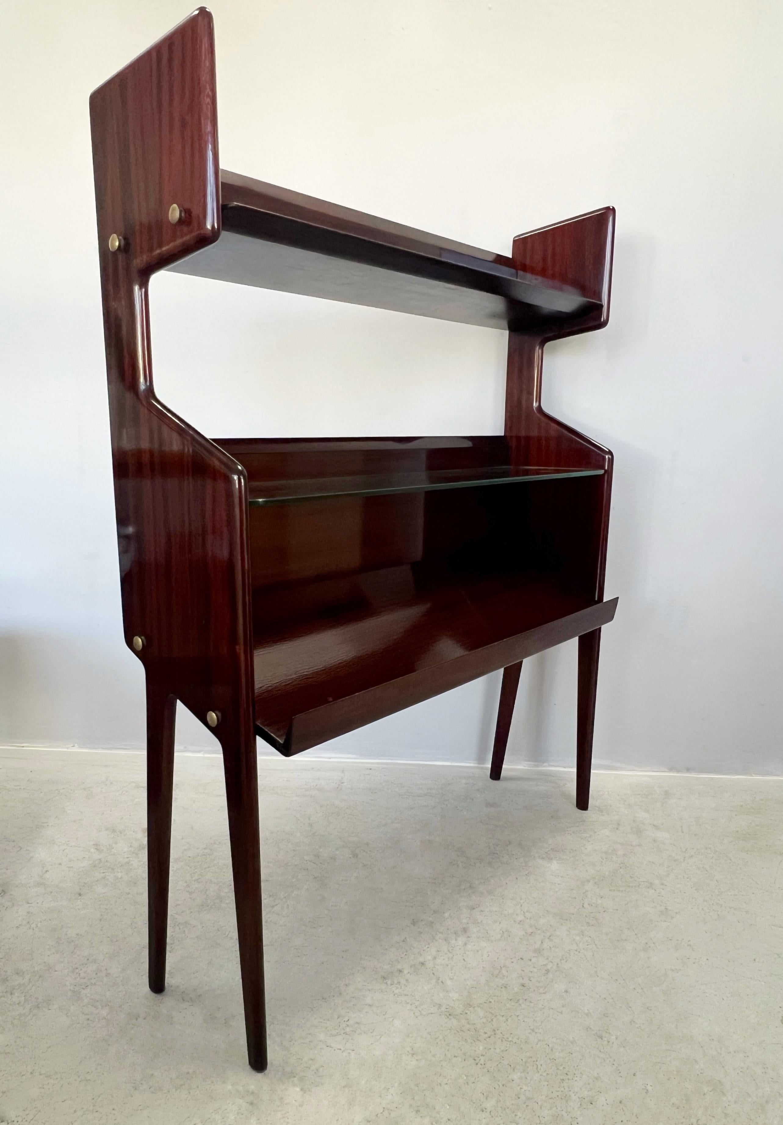 Bibliothèque Ico Parisi en placage d'acajou avec une étagère en verre et des accents en laiton. 