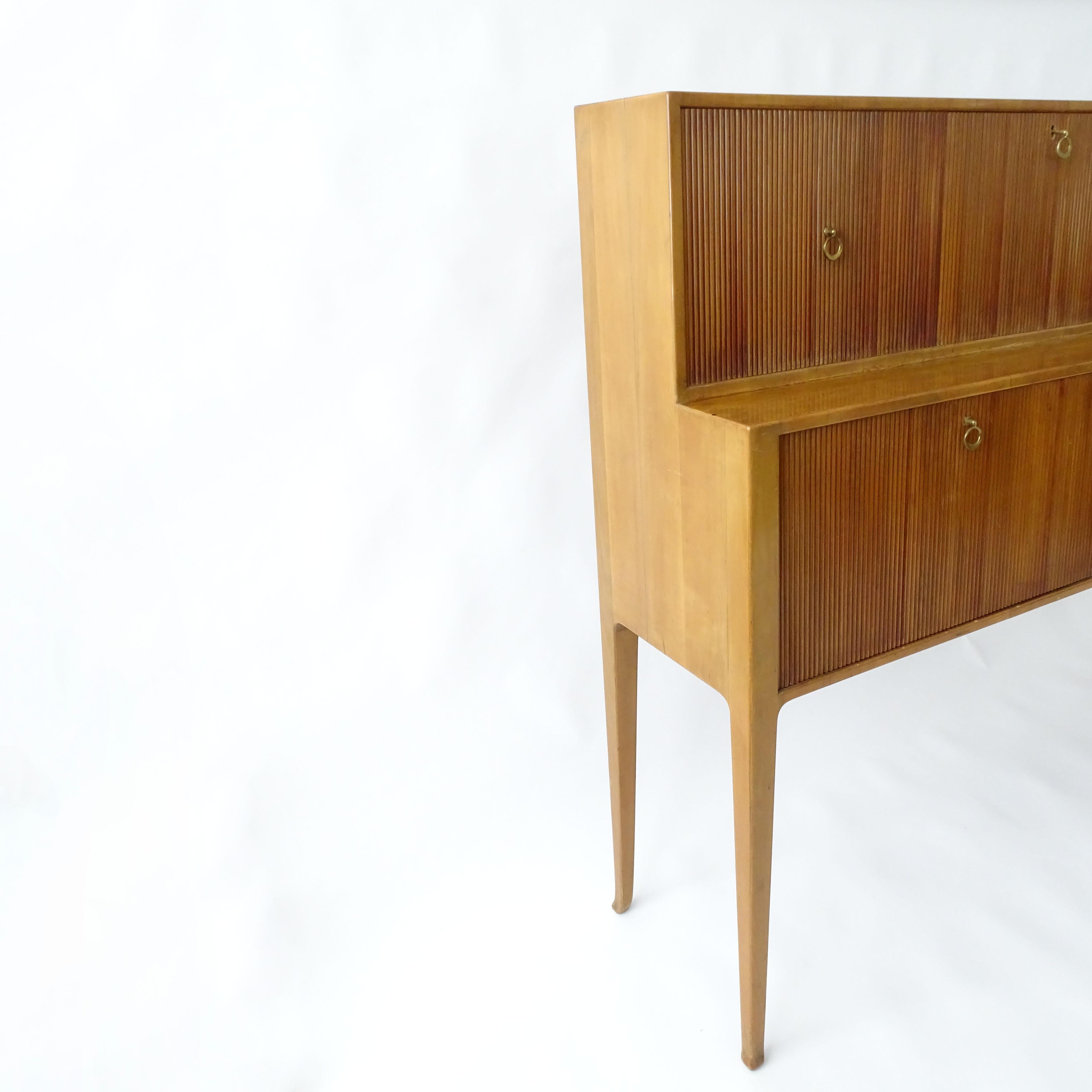 Splendid Ico Parisi Grissinato Wood Cabinet and Dry Bar.
Manufactured by De Baggis, Original Label
Italy 1950s