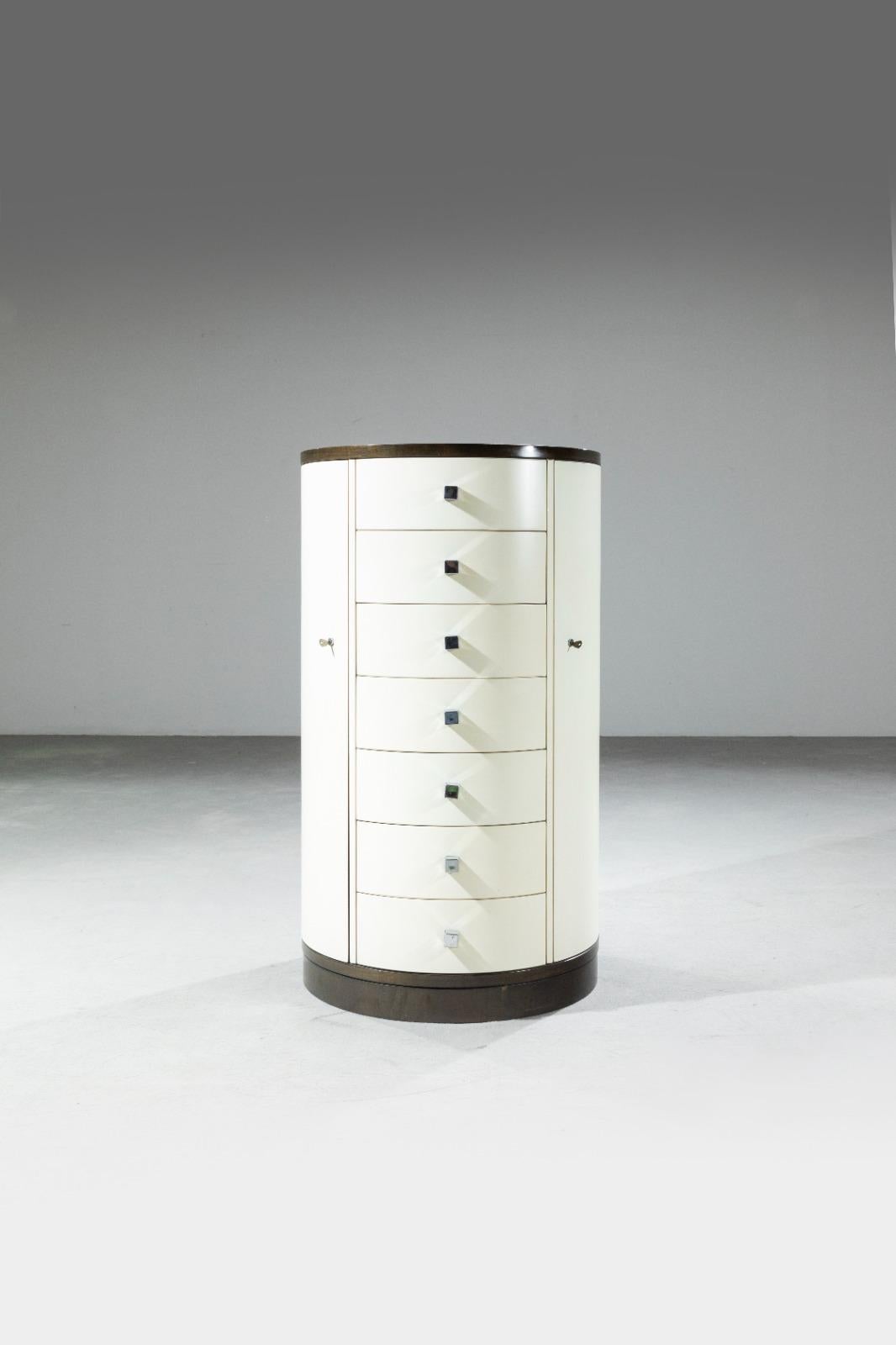 Rare commode centrale avec cadre en bois laqué et détails en métal. Design by Ico Prisi, Fratelli Longhi production, 1960s  
Bibl. : Domus n° 478, septembre 1969, page de publicité