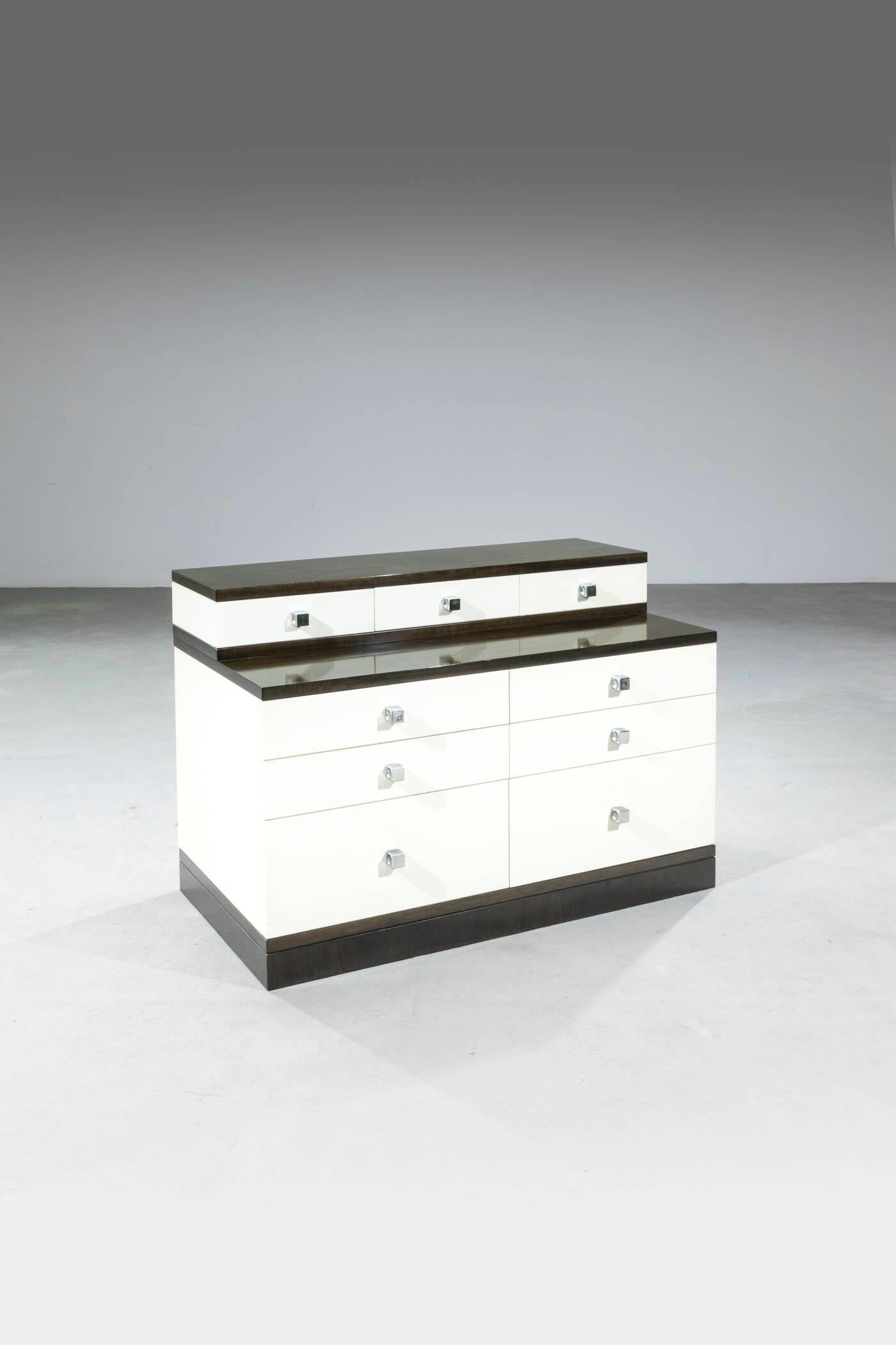 Struttura in legno laccato, legno e particolari in metallo.
Prod. Fratelli Longhi, anni '60

Bibl.: Domus n. 478, settembre 1969, pagina pubblicitaria
