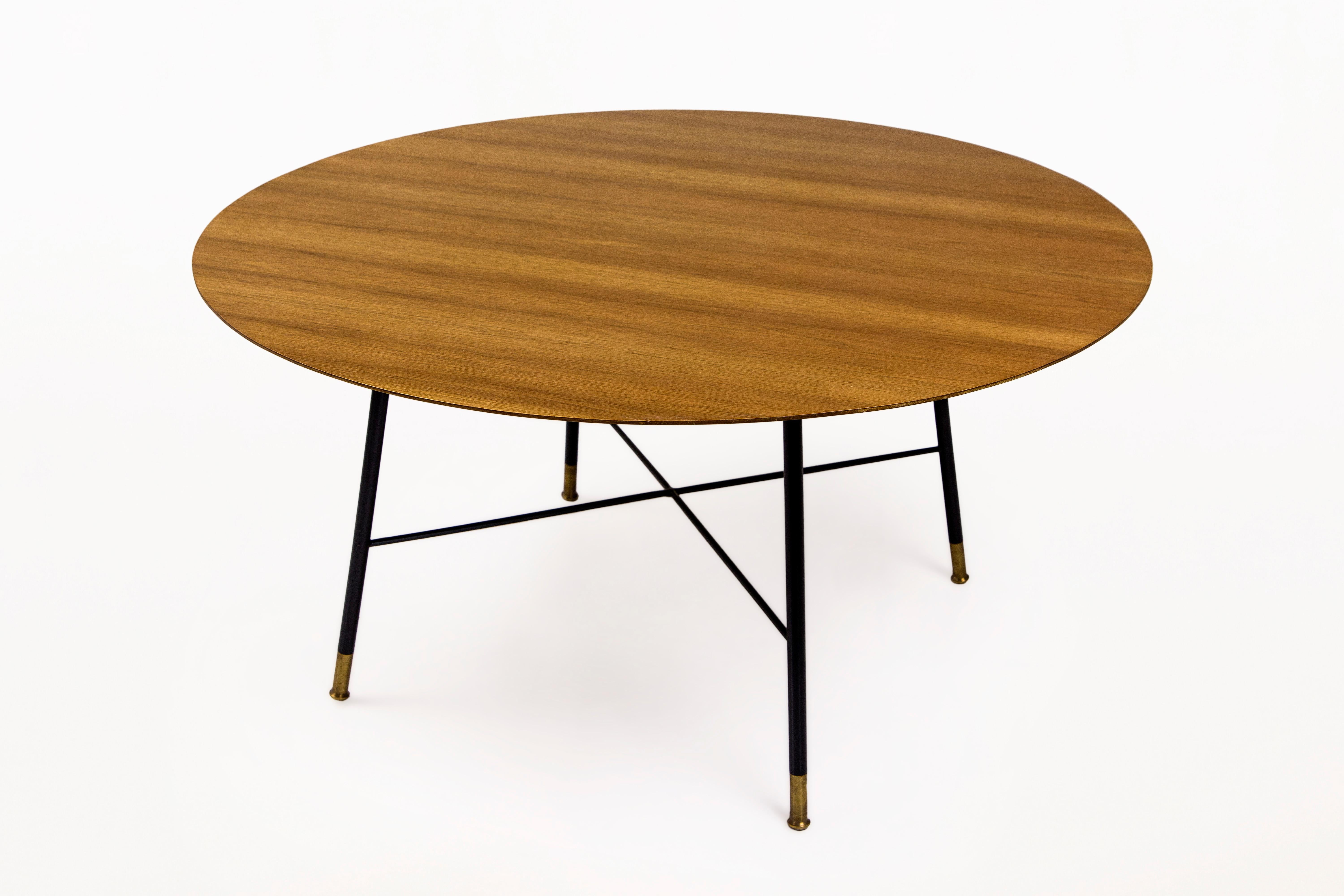 Ico Parisi circular coffee table for Cassina
Circular coffee table with four black lacquered legs with brass feet.
Beautiful design with a elegant sculptural form and very lightweight,
Italy, circa 1950.
Very good vintage condition.
Ico Parisi