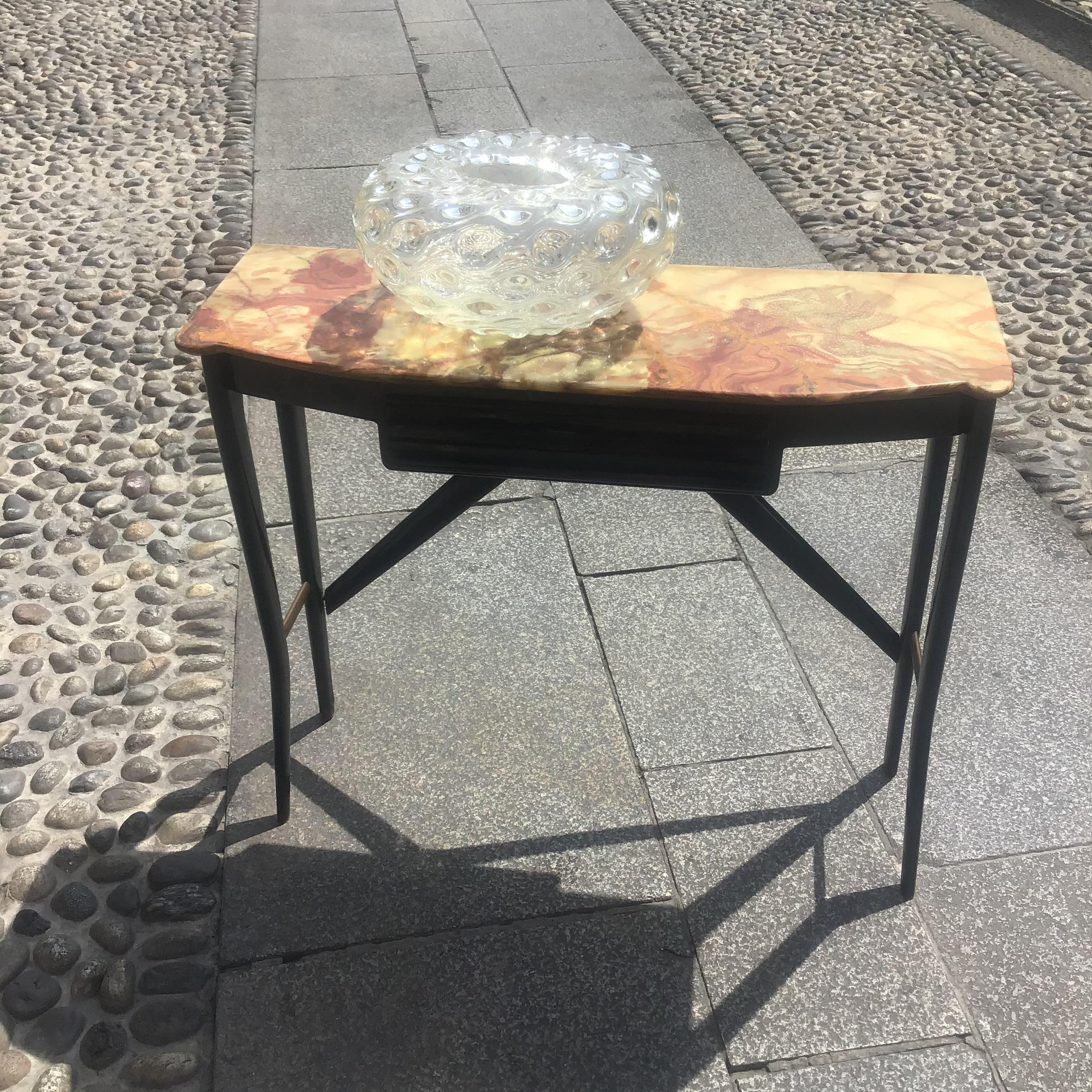 ICO PARISICONSOLE ANNI 50 - elegante console originale anni 50 , per la linea e la raffinatezza del suo disegno e materiali possiamo attribuirla all'architetto ICO PARISI.
Questa bella console si trova in perfetto stato di conservazione e il suo