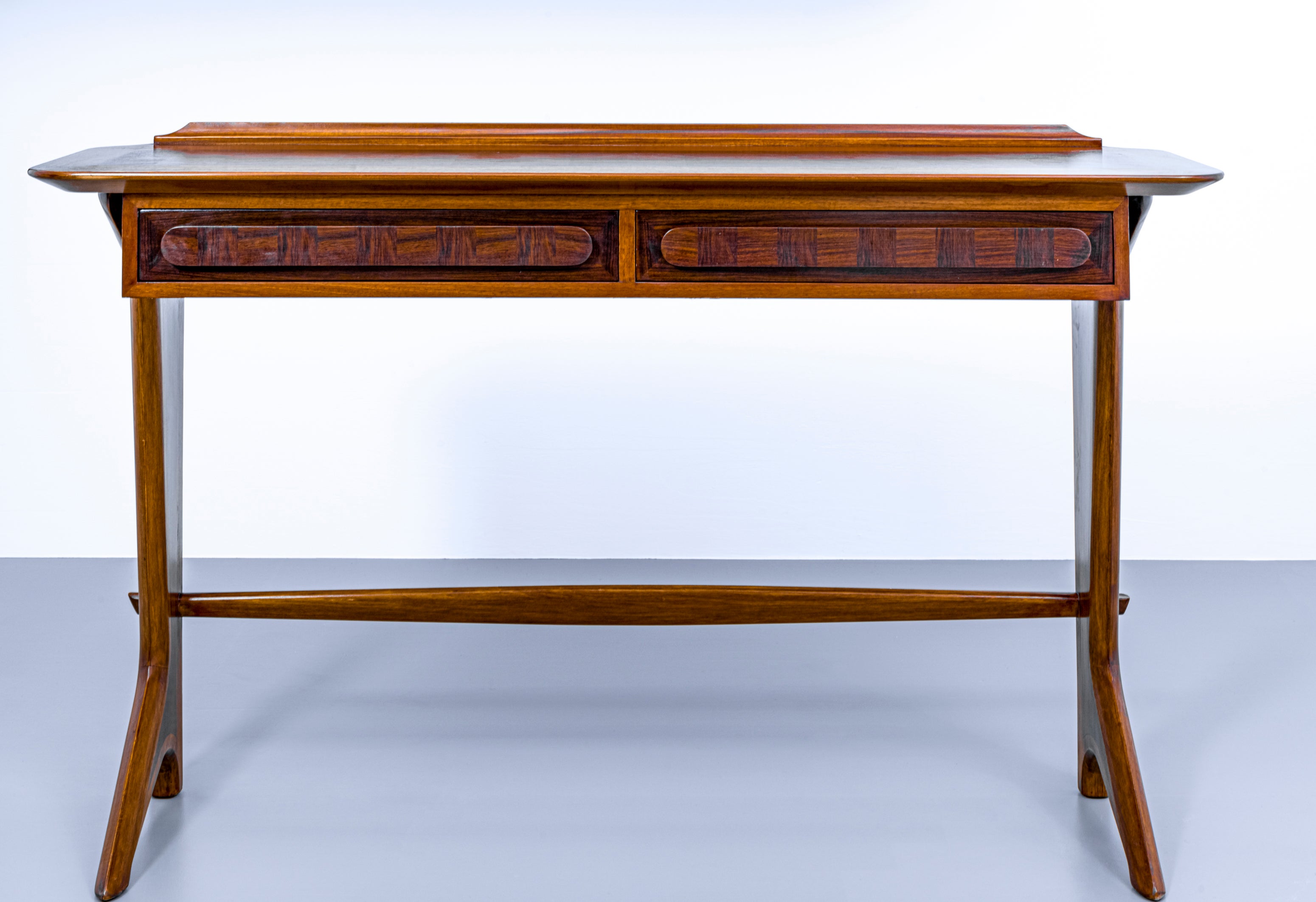 Beautifully executed console by Ico Parisi in different sorts of wood, predominantly walnut. The shapes and proportions make this console really stand out from the rest. Its legs and feet, the color of the wood and all the details that we know so