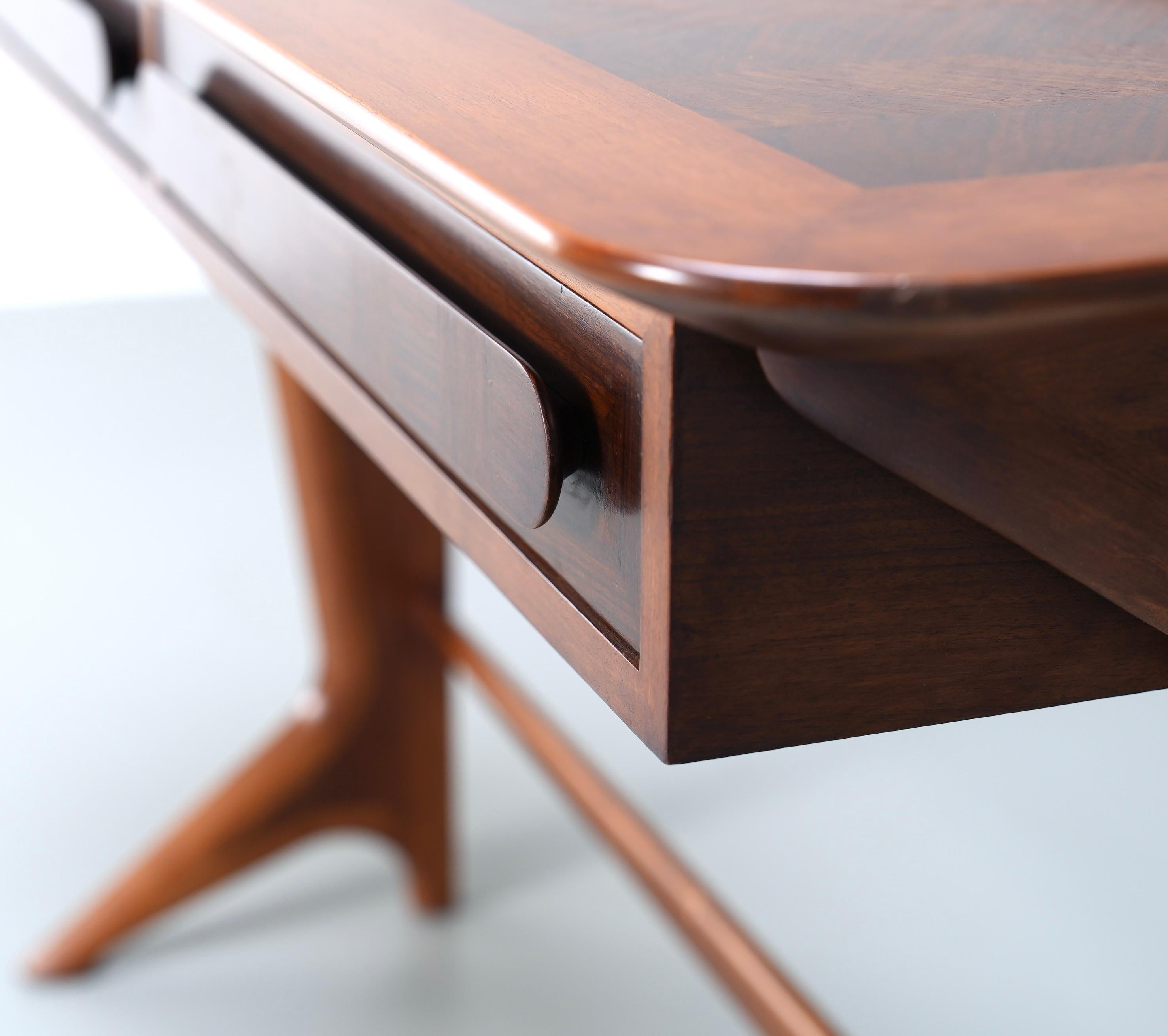 Ico Parisi Console in Walnut, Italy, 1950's In Good Condition For Sale In Uithoorn, NL