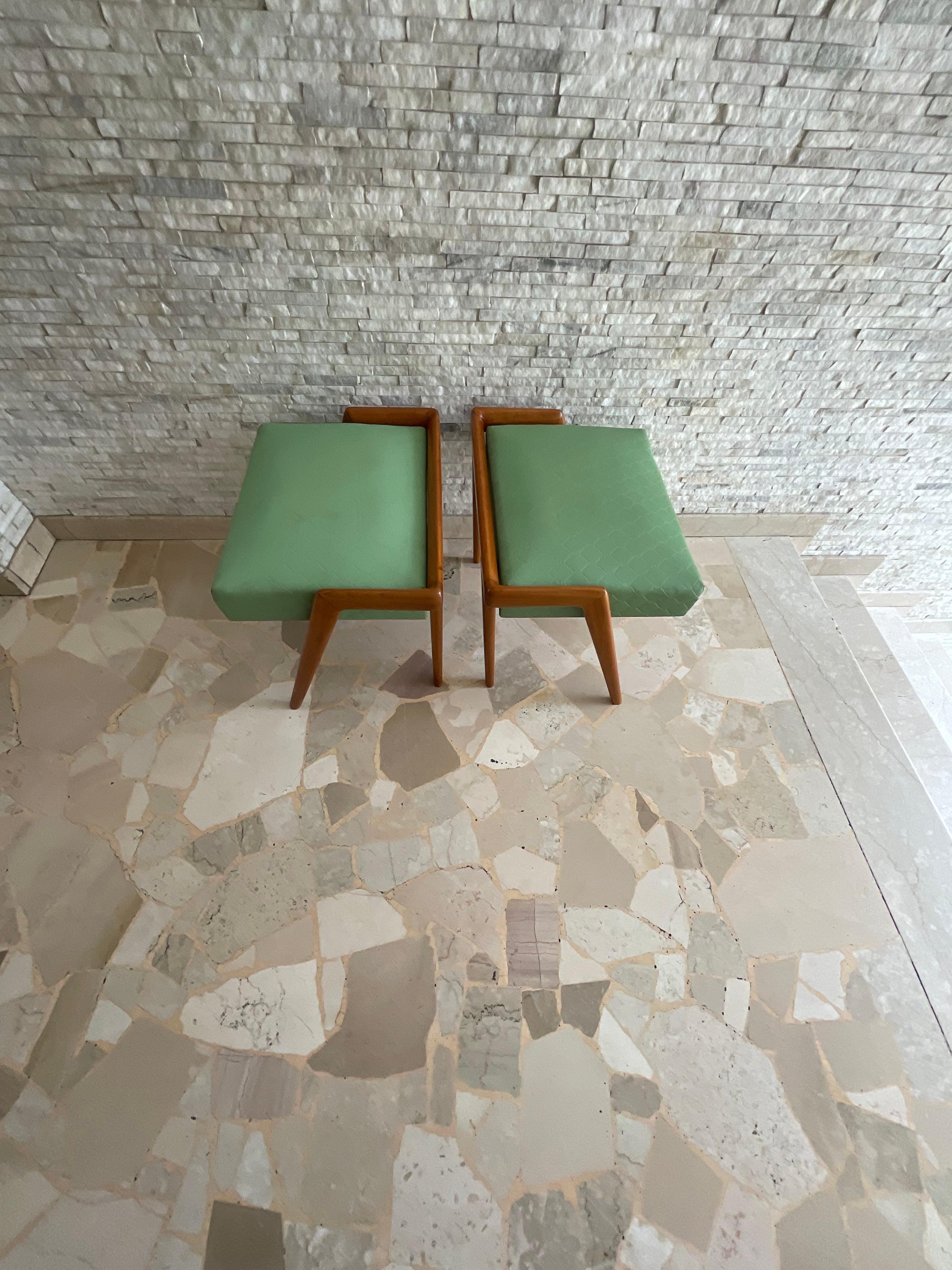 Attribuite ad ICO PARISI , coppia di panchette in legno di cigliegio massello e seduta in eco pelle trapuntata originale anni 50.
Il legno é stato lucidato  
