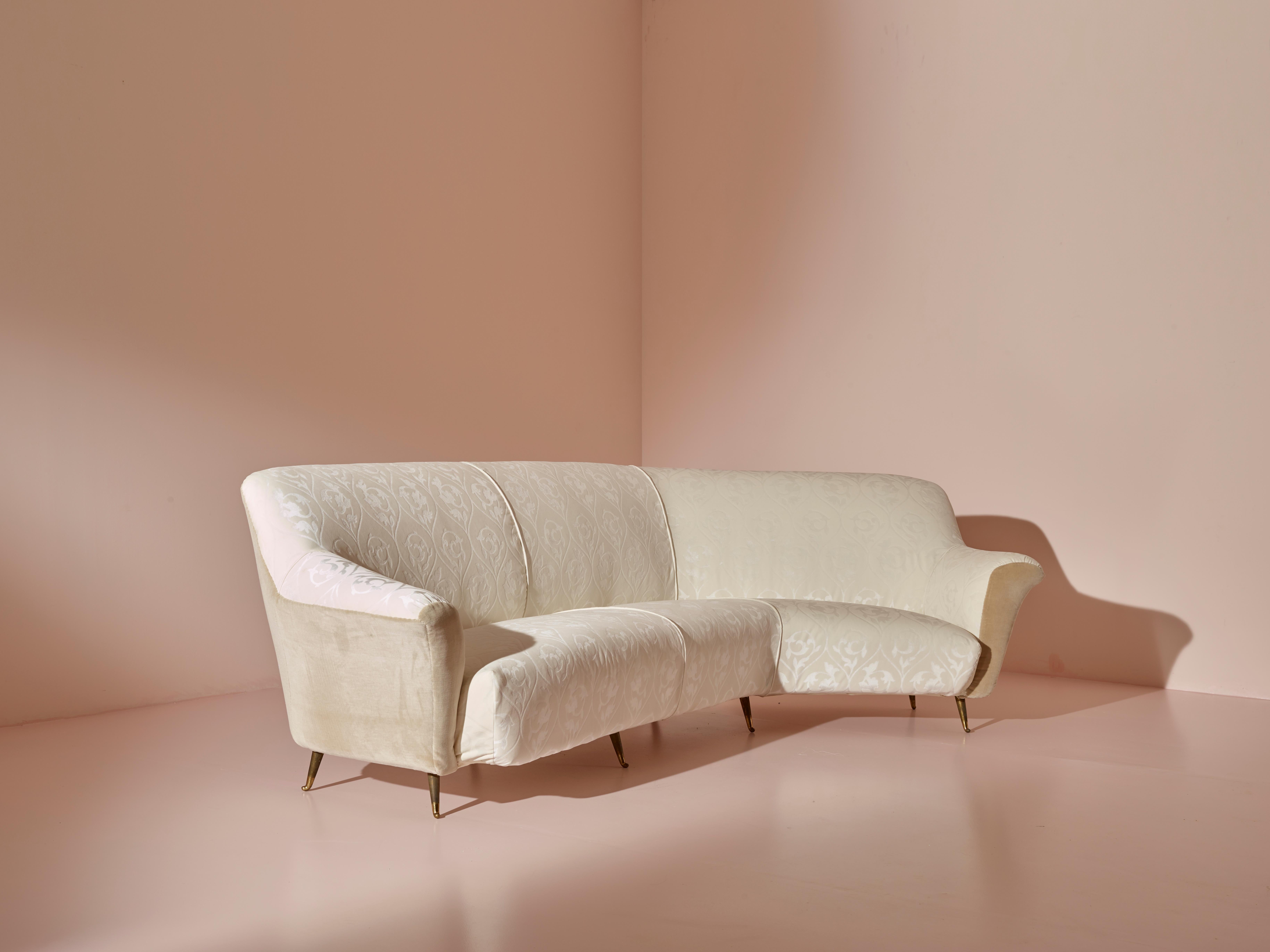 Ico Parisi Curved fabric sofa with brass legs by Isa Bergamo, Italy, 1950s In Good Condition For Sale In Chiavari, Liguria