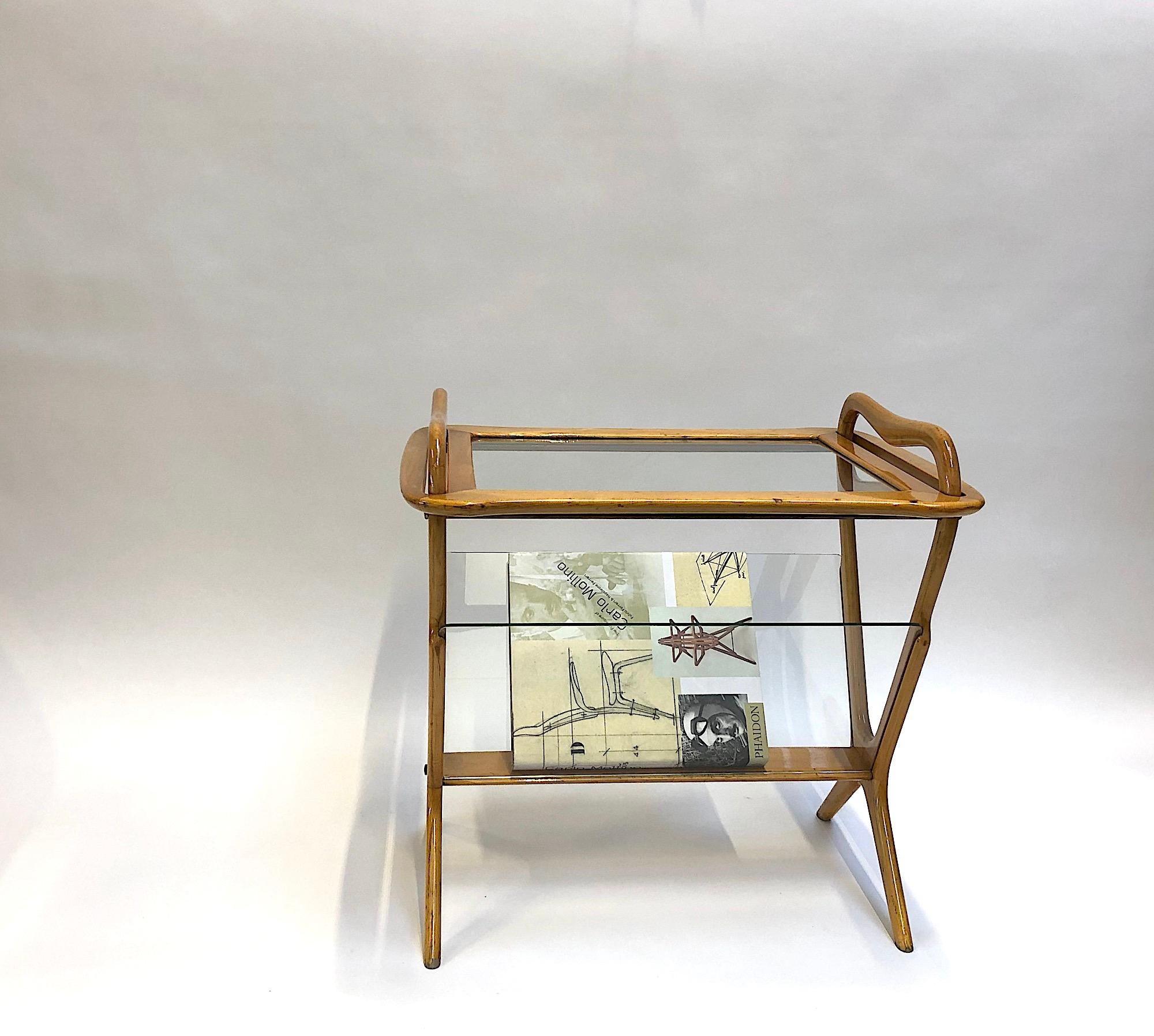 Ico et Luisa Parisi (1916 - 1996)

Très belle table d'appoint / porte-revues en bois de bouleau massif, verre et détails en laiton. Le dessus est un plateau amovible.
Produit par De Baggis en 1956.
Taille : H 58 x B 60 x T 46 cm. Utilisé, mais