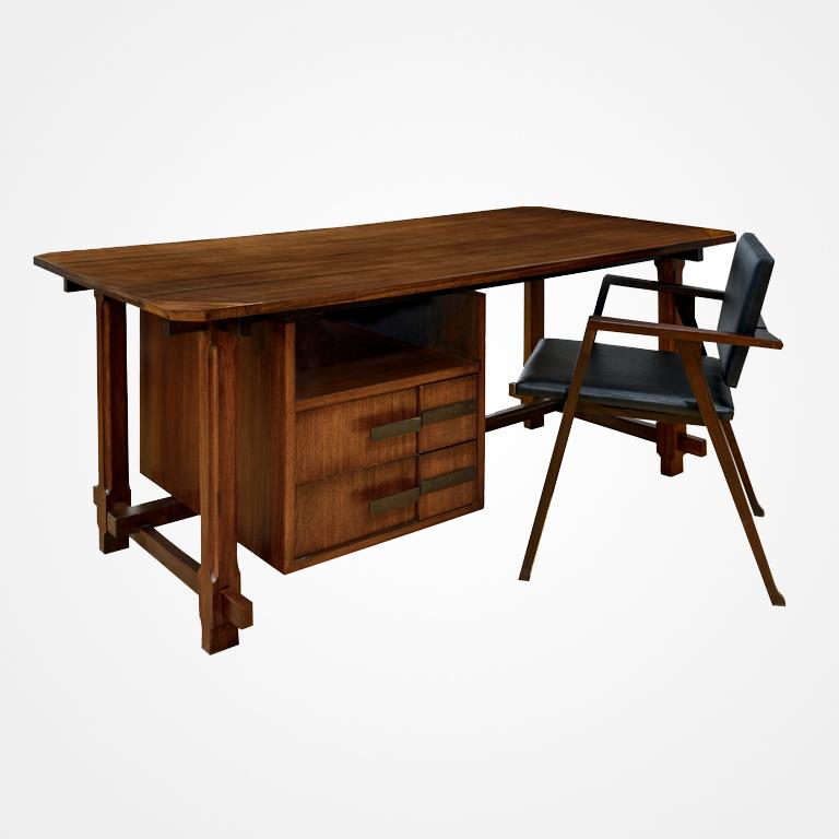 Ce bureau en noyer d'Ico Parisi a été réalisé par Fratelli Rizzi Intimiano, Brugnoli Mobili Cantu, en 1959 pour une commande privée.  Il est documenté dans les archives d'Ico Parisi et accompagné d'un certificat des archives. Il est doté de