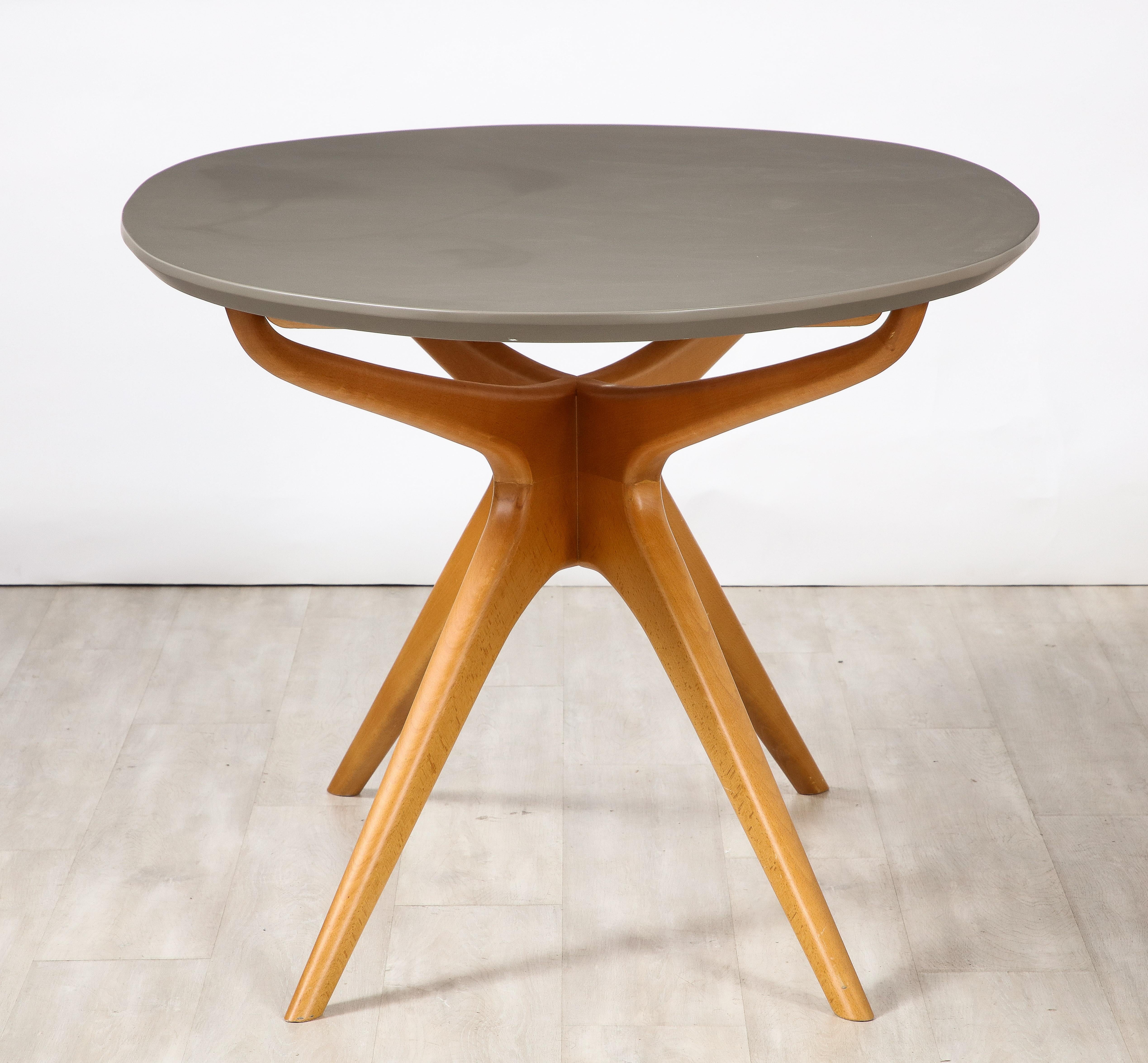 Une table de salle à manger étonnante et très inhabituelle attribuée au designer visionnaire italien Ico Parisi. La base en bois de hêtre avec des pieds angulaires dynamiques supporte un plateau ovale en stratifié gris mat sur bois. L'ensemble