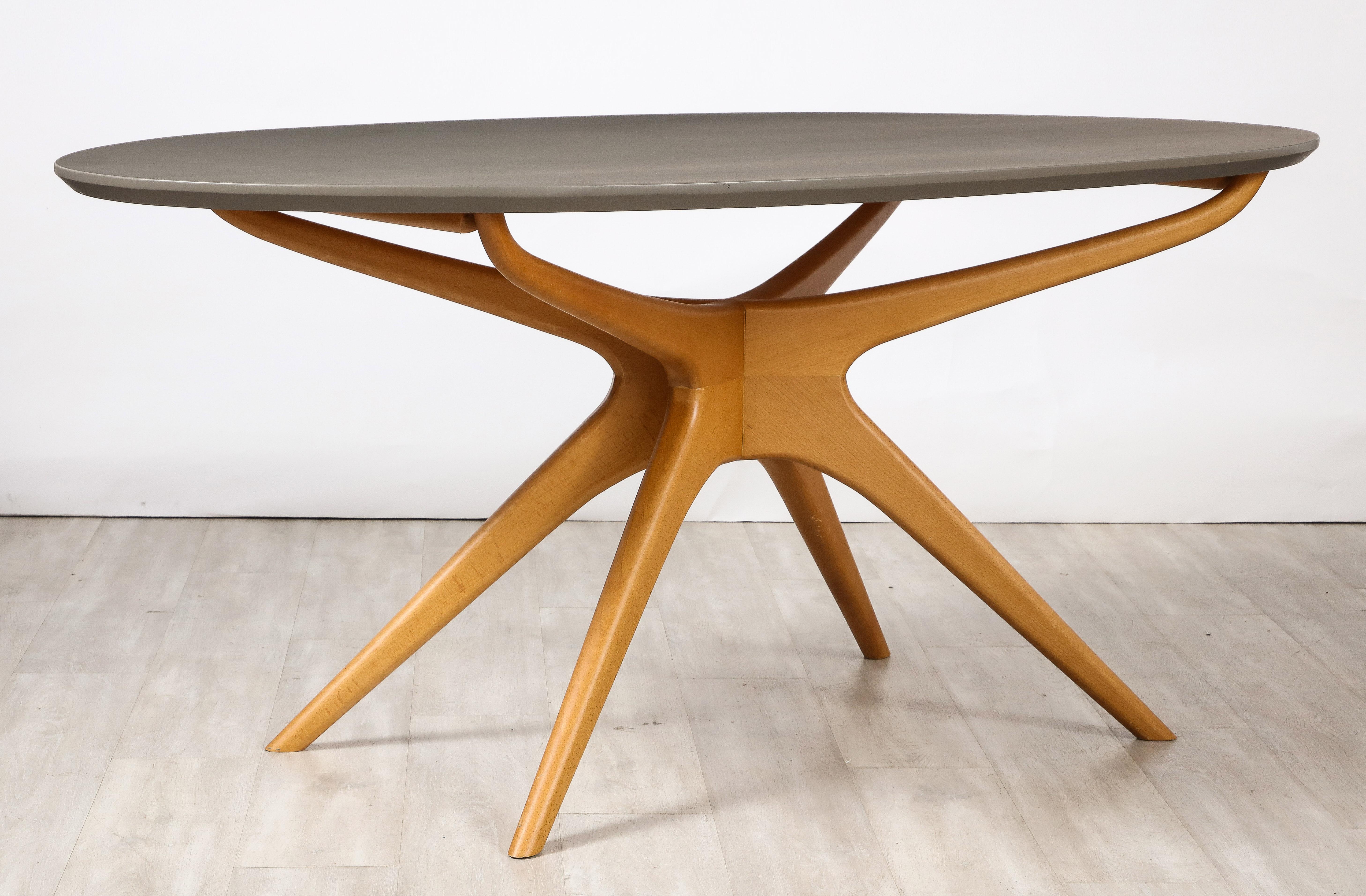 Ico Parisi Manner Dining Table with Oval Top, Italy, circa 1950  In Good Condition For Sale In New York, NY