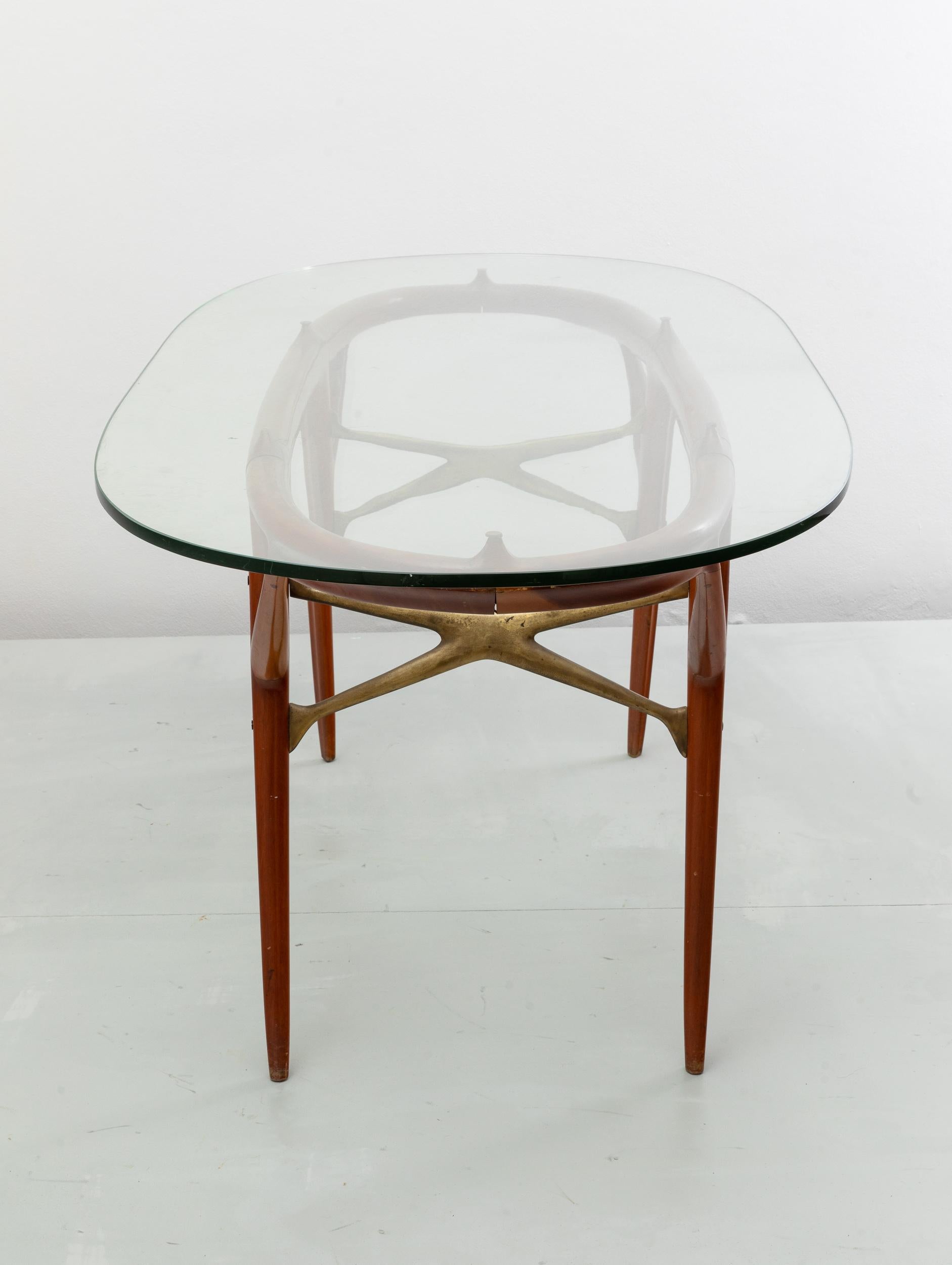 Milieu du XXe siècle Table avec cadre en bois et plateau en verre biseauté de Palazzi dell''Arte Cantù en vente