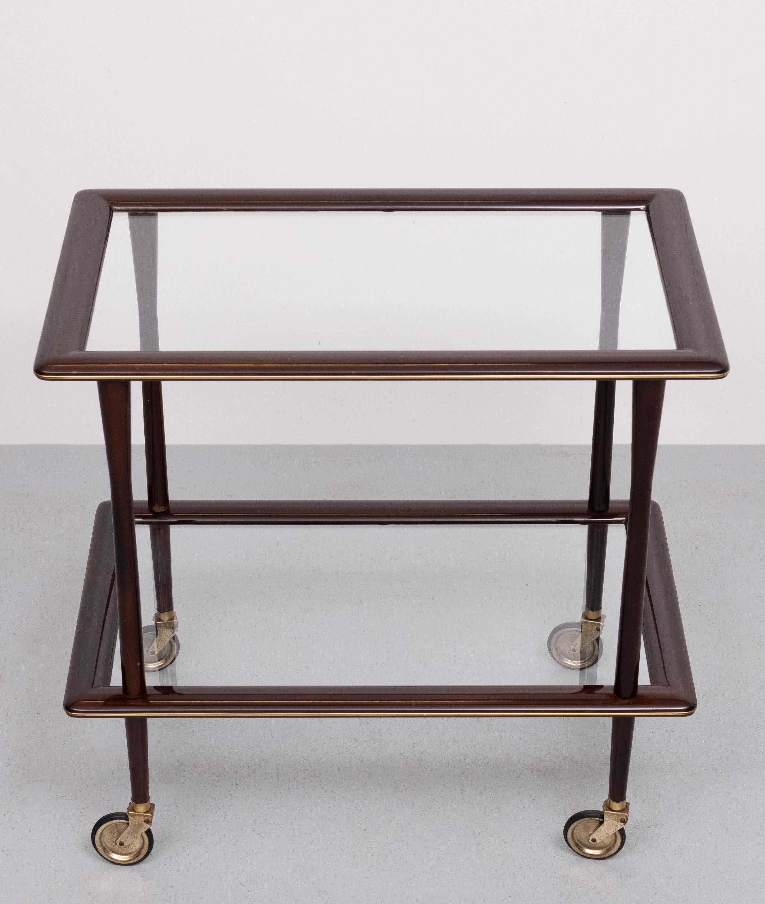 
Designer: Ico Parisi
Hersteller: Angelo De Baggis Design
Modell: 56
Ebonisiertes Walnussholz
Der zweistöckige Wagen ist komplett aus ebonisiertem Walnussholz gefertigt und ist ein typisches Design der 1950er/60er Jahre. Die beiden Glasregale, die
