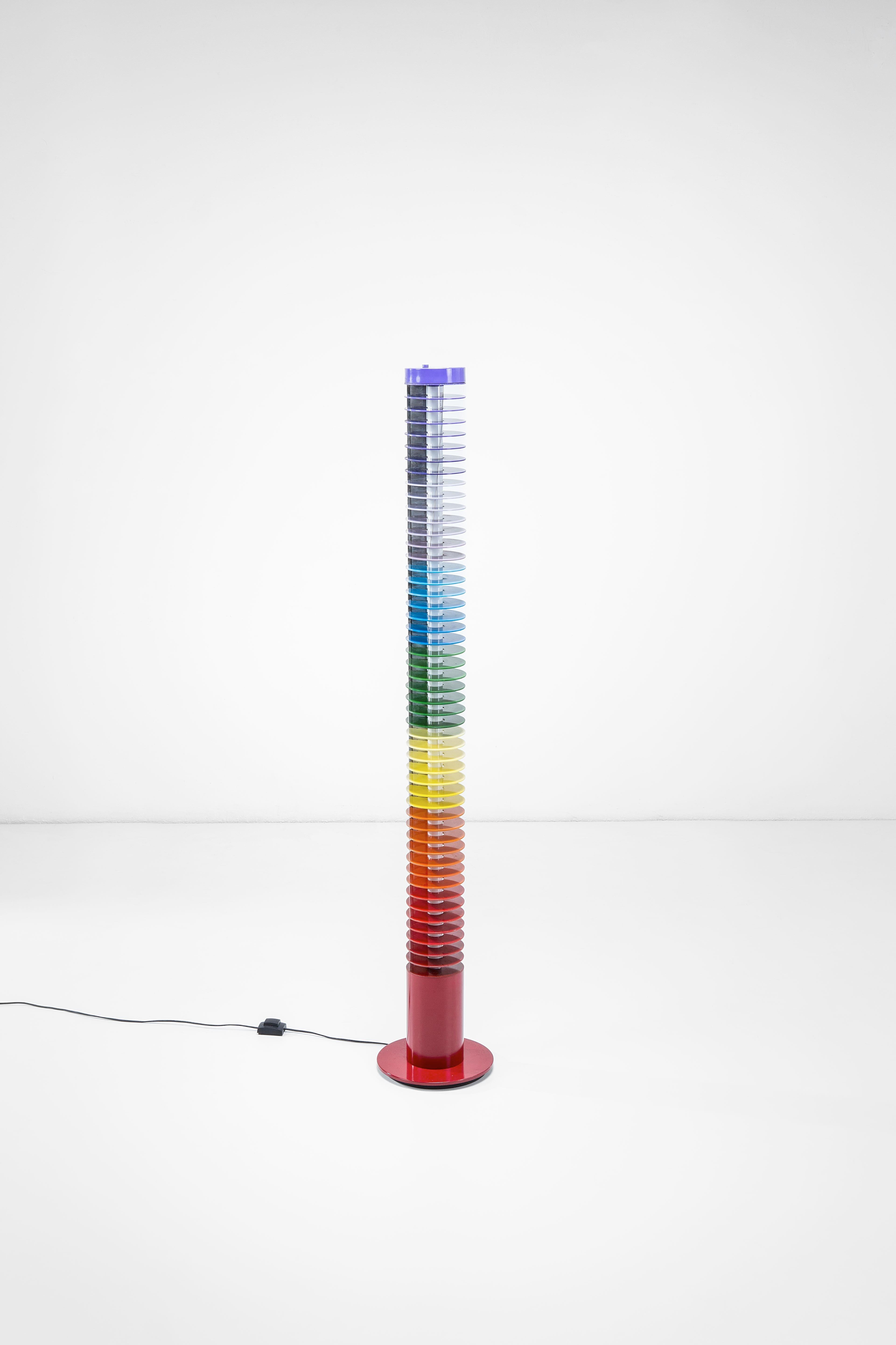 The floor lamp mod. Iride is a joyful invention by Ico Parisi for Lamperti and embodies the desire for revolution and inspiration of the 1970s. With a lightweight aluminum and metal structure, the sparklingly colored lamp, thanks to its colored