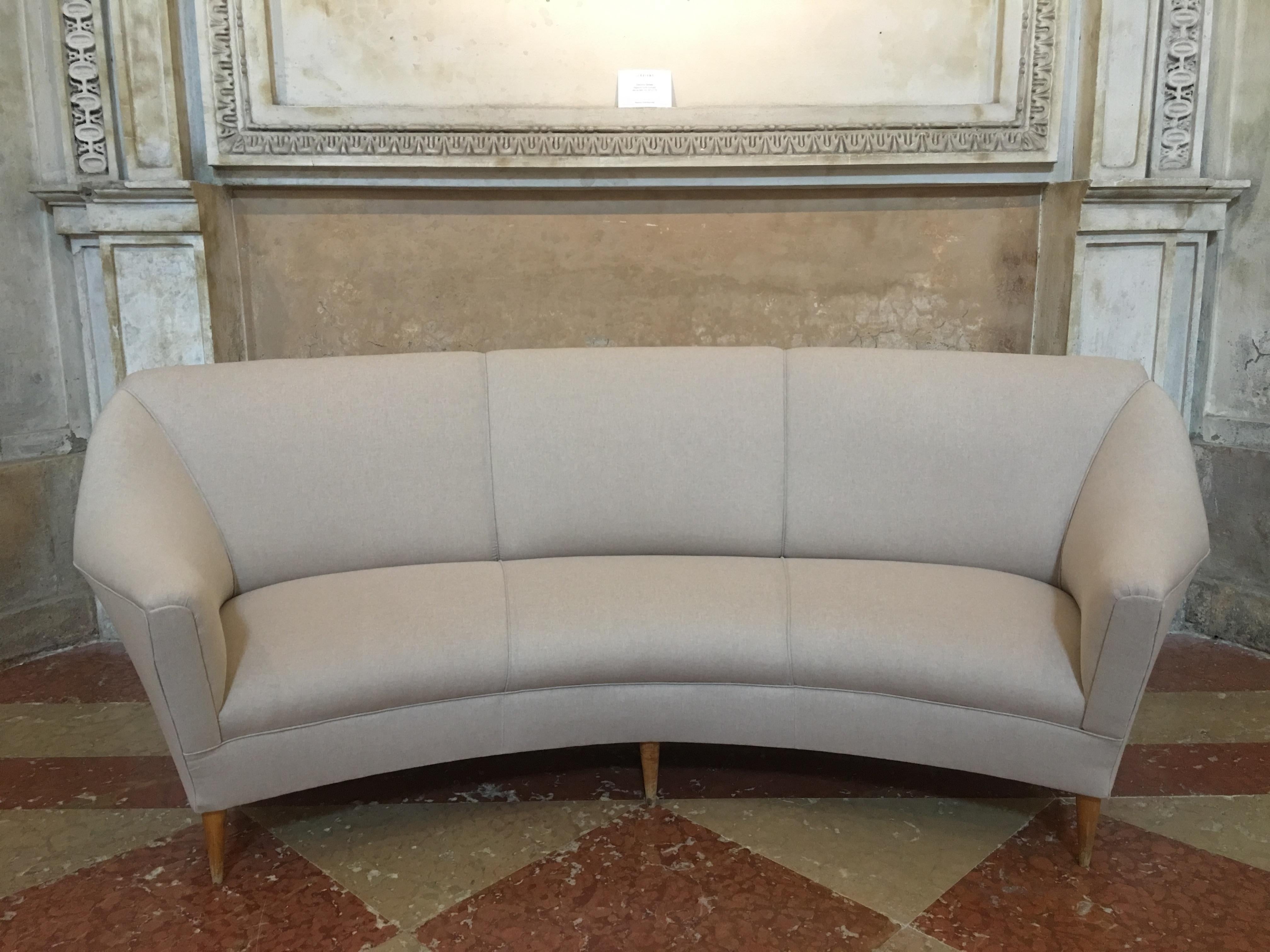 Iconic curved sofa and pair of armchairs designed by Ico Parisi for Ariberto Colombo.
Very elegant and comfortable newly reupholstered in cotton and linen fabric.
Wood legs.
Armchairs measures: W 84, D 83, H 88\40 armchairs ON HOLD

Lit. Wright, lot