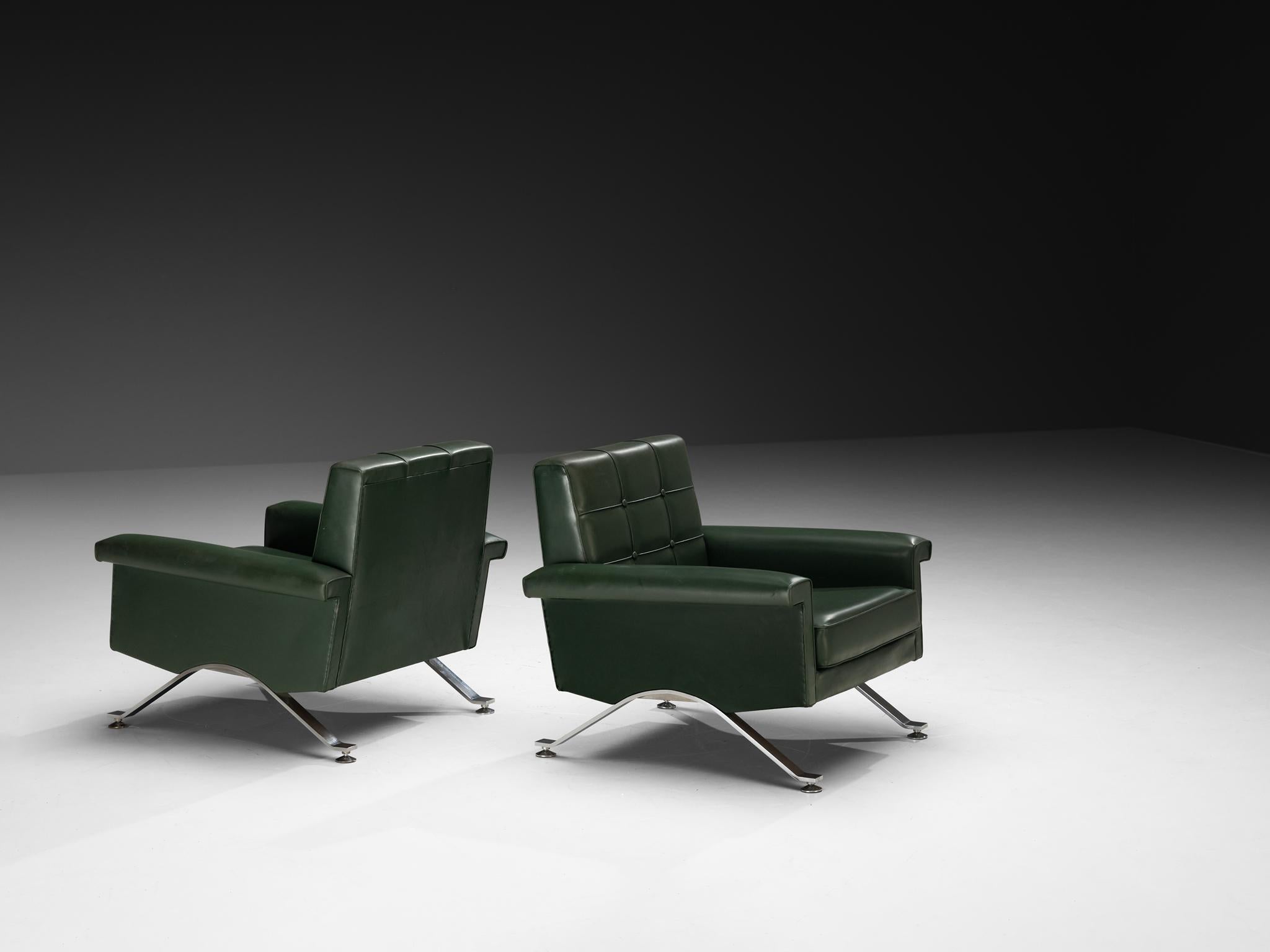 Ico Parisi per Cassina, coppia di sedie lounge, modello '875', similpelle, acciaio cromato, Italia, design 1960, produzione 1960-1966

Le sedie lounge 