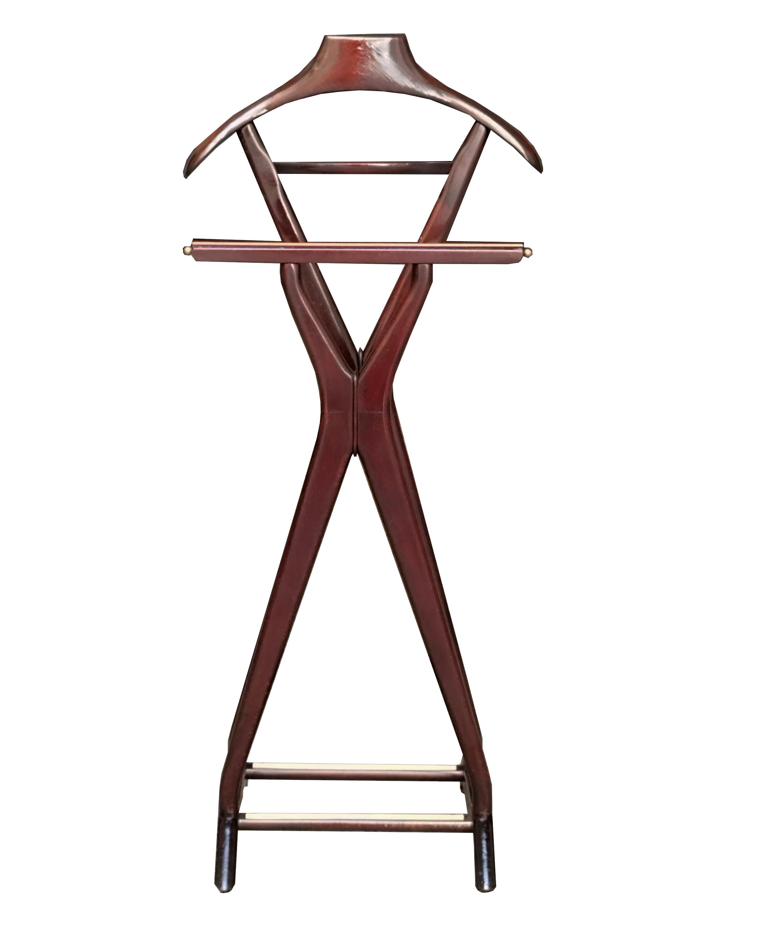 Servomuto en bois conçu par Ico Parisi dans les années 1960 pour la firme F.lli Reguitti Italia, en bon état, avec porte-veston, porte-pantalon, porte-chaussure, porte-cravate ou porte-écharpe, et petite étagère centrale. Marque déposée Fratelli