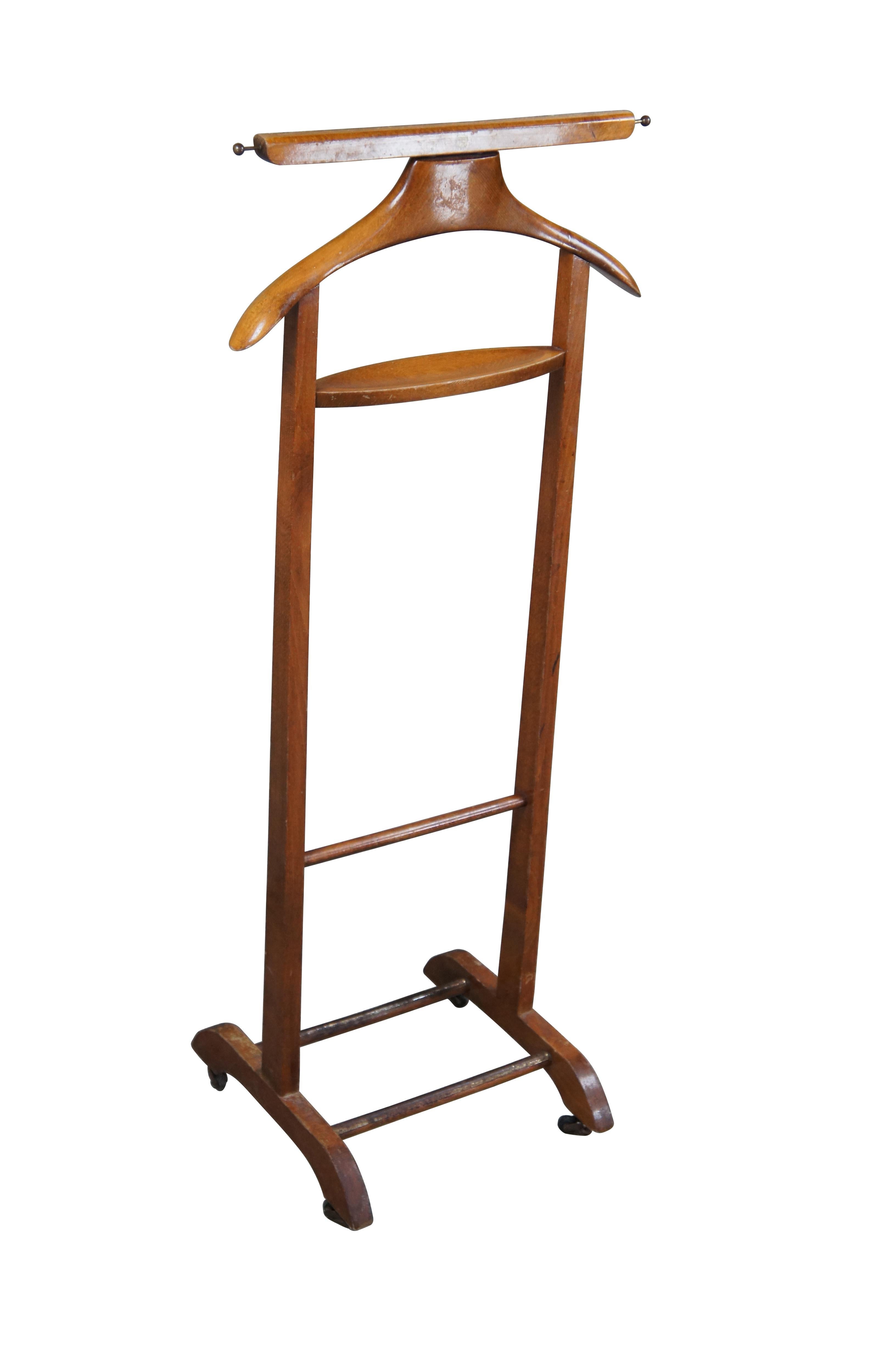 Uno squisito valletto per abiti / maggiordomo del Mid Century Modern disegnato da Ico Parisi per Fratelli Reguitti.  Realizzato a mano in Italia con una scultorea struttura in acero con rotelle sul fondo per facilitare gli spostamenti.  Include un