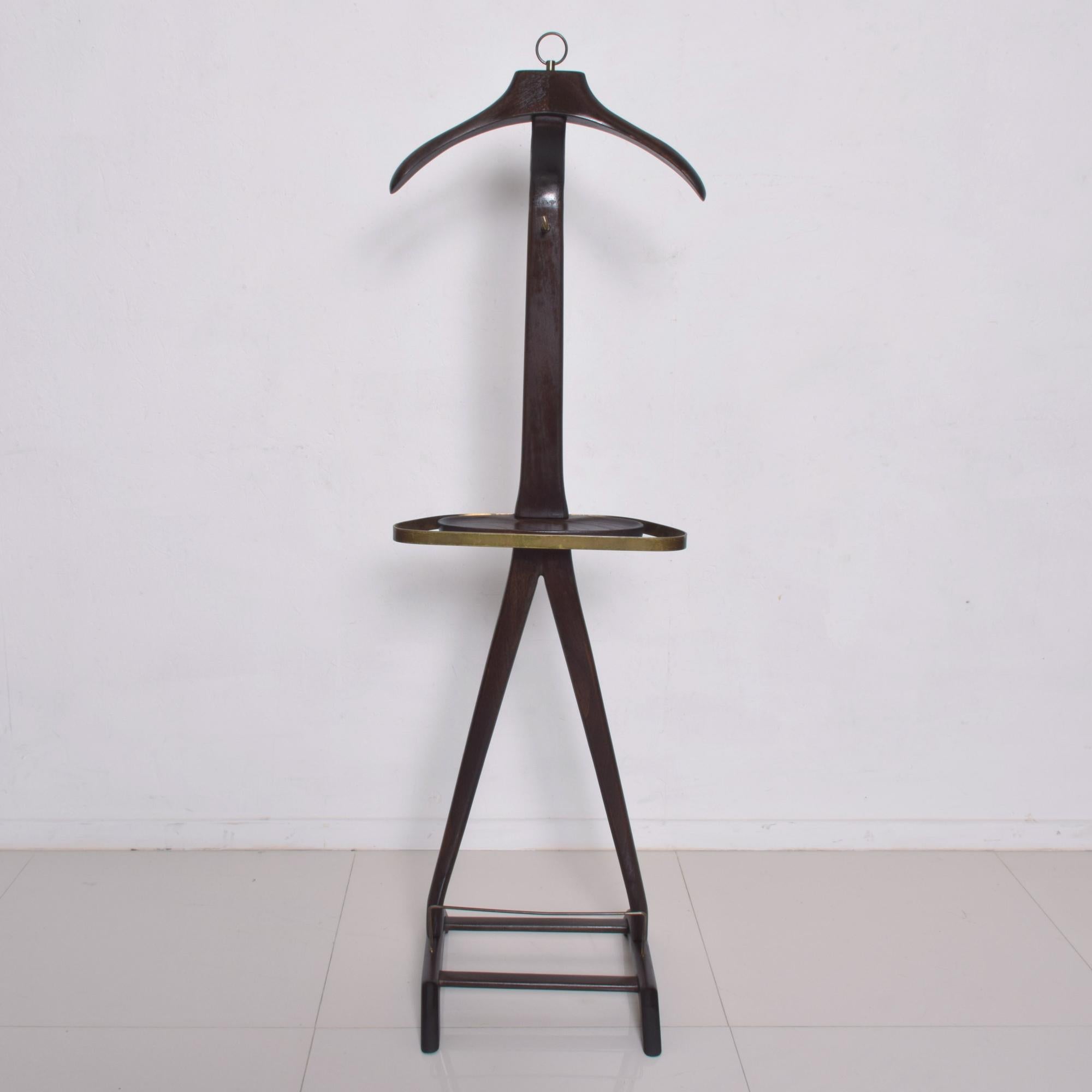 Sculpted Modern Italian Mahogany Gentleman's Valet Stand with Valet catchall tray Italy 1950s designed by Ico Parisi for Fratelli Reguitti 
No mark is present from the maker.
Made in Italy circa the 1950s 
Stylish Sculptural design in Mahogany wood