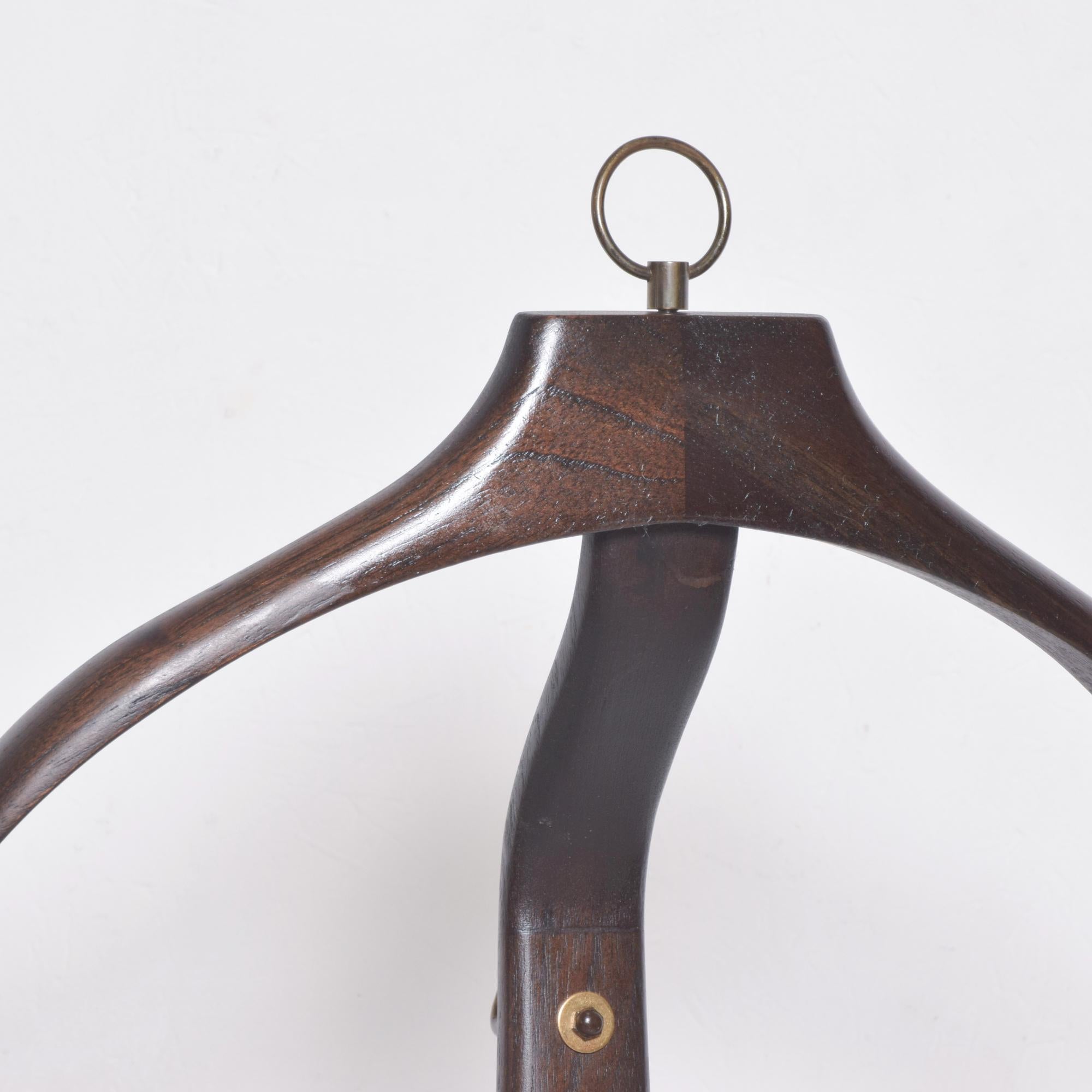 Mid-20th Century 1950s Ico Parisi Fratelli Reguitti Sculpted Valet Stand Mahogany & Brass Italy