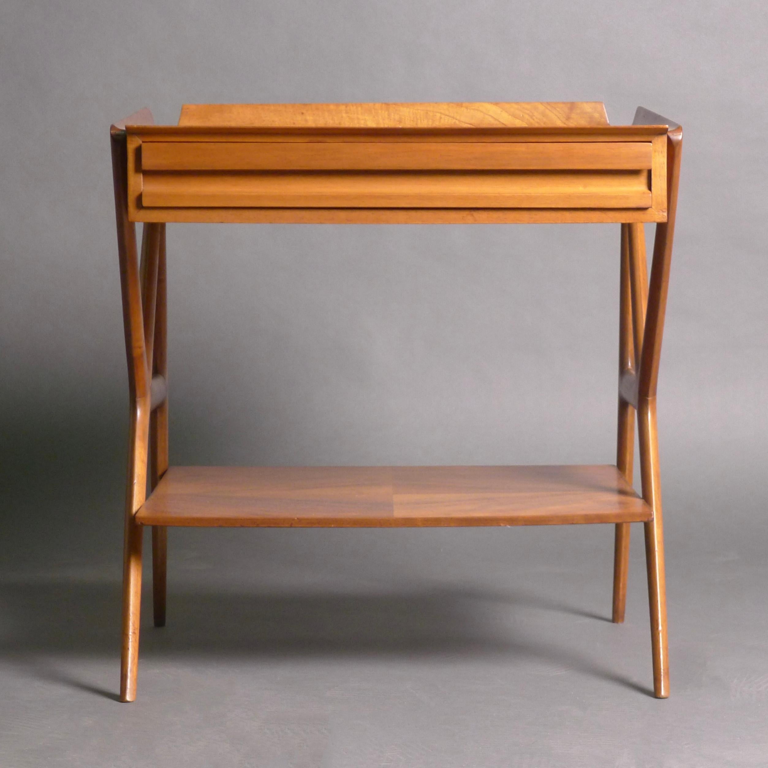 Ico Parisi, Pequeña mesa auxiliar escultórica o escritorio, equipada con un cajón, en nogal italiano, 66 cm de alto, 60 cm de ancho, 46 cm

Fabricada en Italia hacia 1950 y vendida en EE.UU. por M. Singer & Sons.

En perfecto estado original, con
