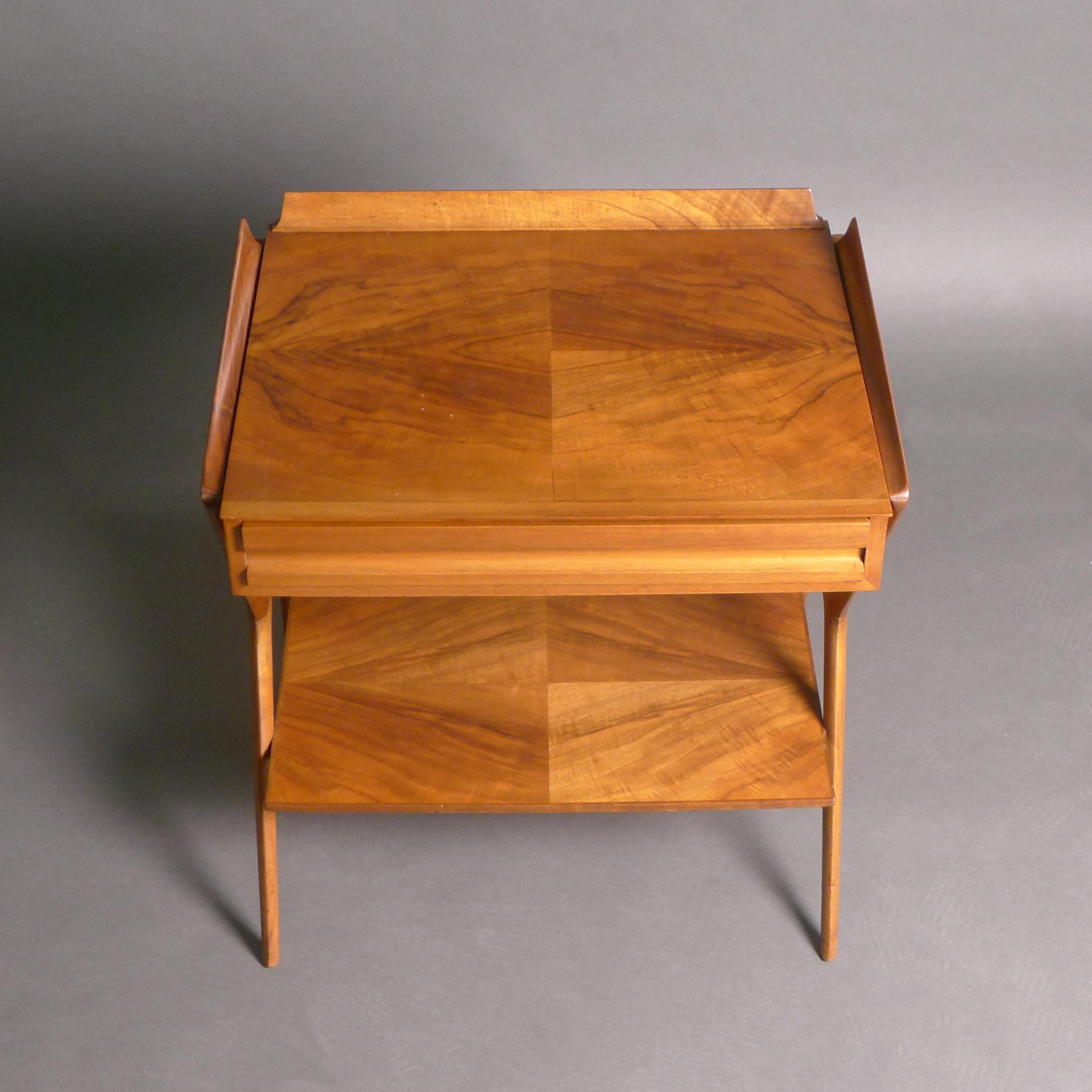 Ico Parisi para M. Singer & Sons, Mesa auxiliar escultórica de nogal con cajón, años 50 Italiano