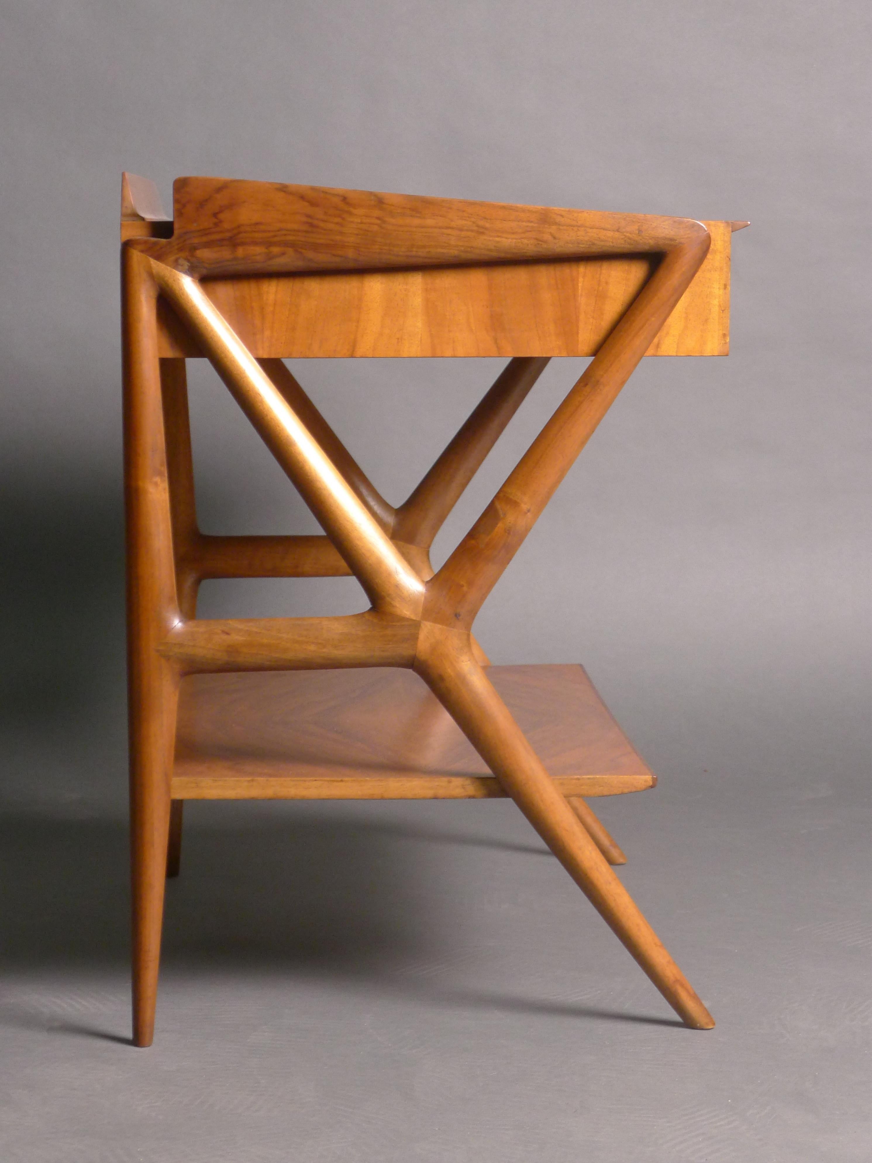 Ico Parisi para M. Singer & Sons, Mesa auxiliar escultórica de nogal con cajón, años 50 1