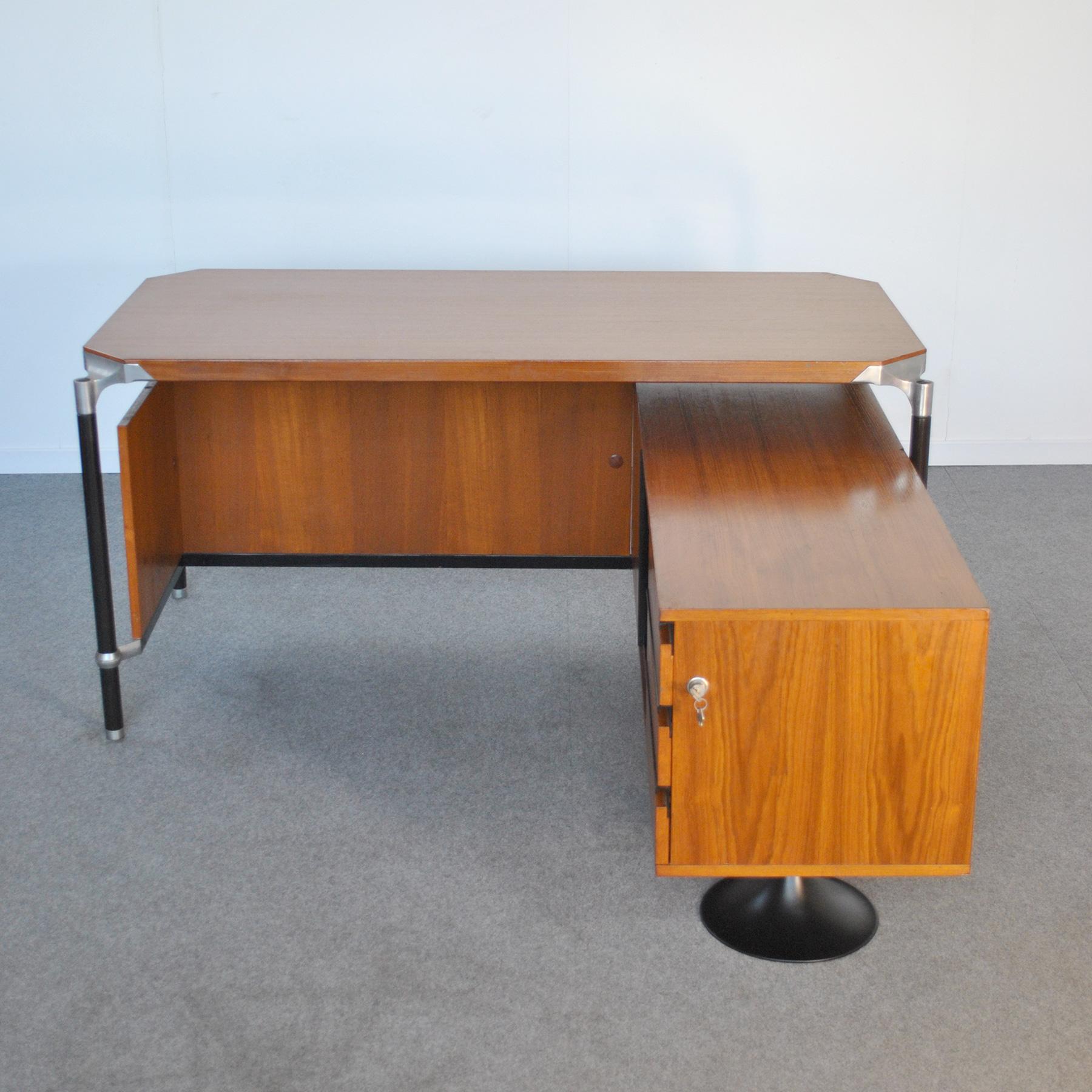 Le bureau d'angle exécutif a été conçu par Ico Parisi pour M.I.M Rome en Italie. Le plateau en bois est relié aux pieds en acier noir avec des éléments d'angle en aluminium poli. Le bureau a les clés d'origine et est en parfait état de marche.