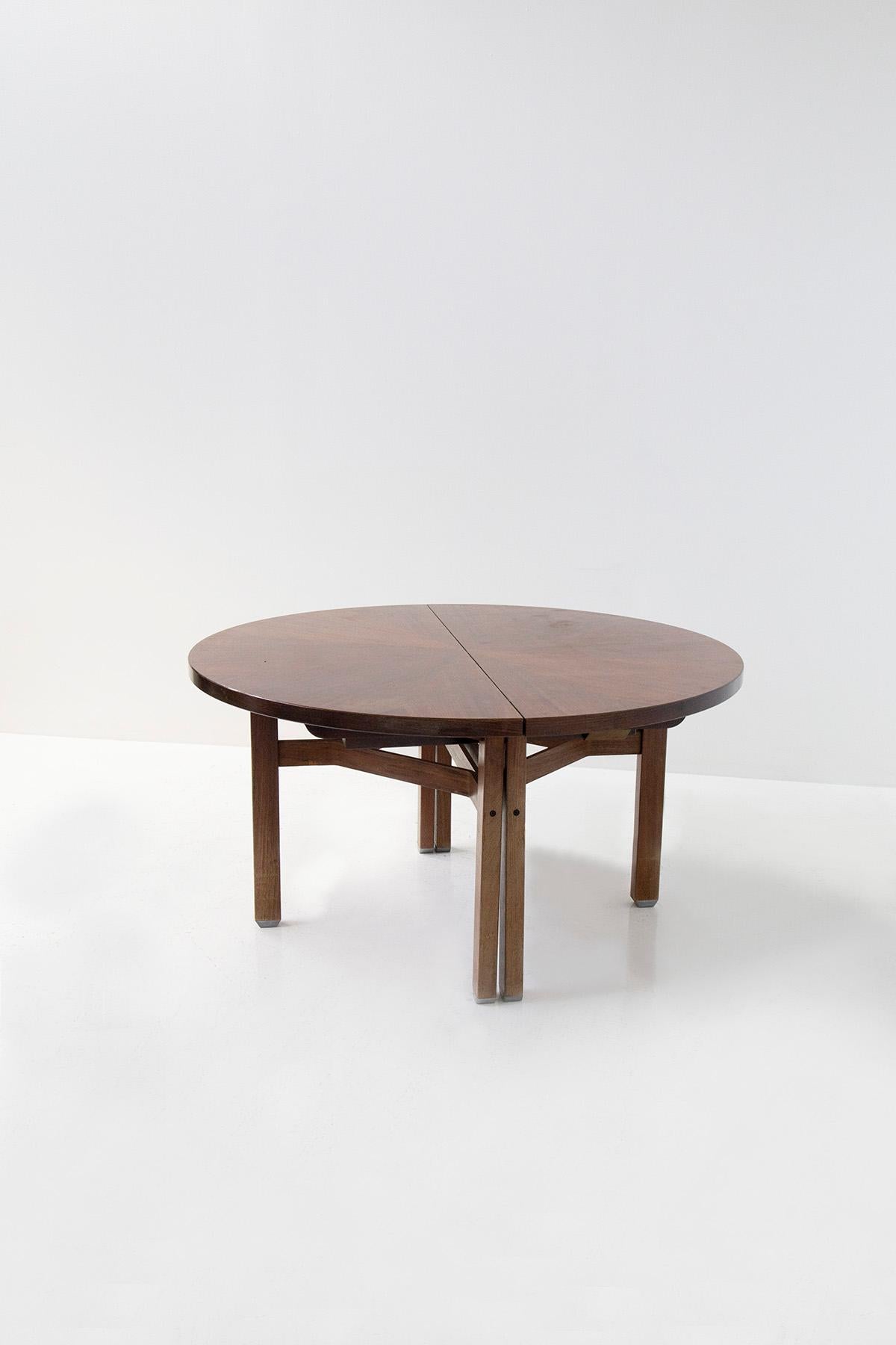 La table Olbia d'Ico Parisi, un chef-d'œuvre de design et d'artisanat, est un véritable témoignage de l'élégance et de l'innovation du mobilier italien du milieu du siècle dernier. Sa forme circulaire gracieuse, associée à l'utilisation du bois de