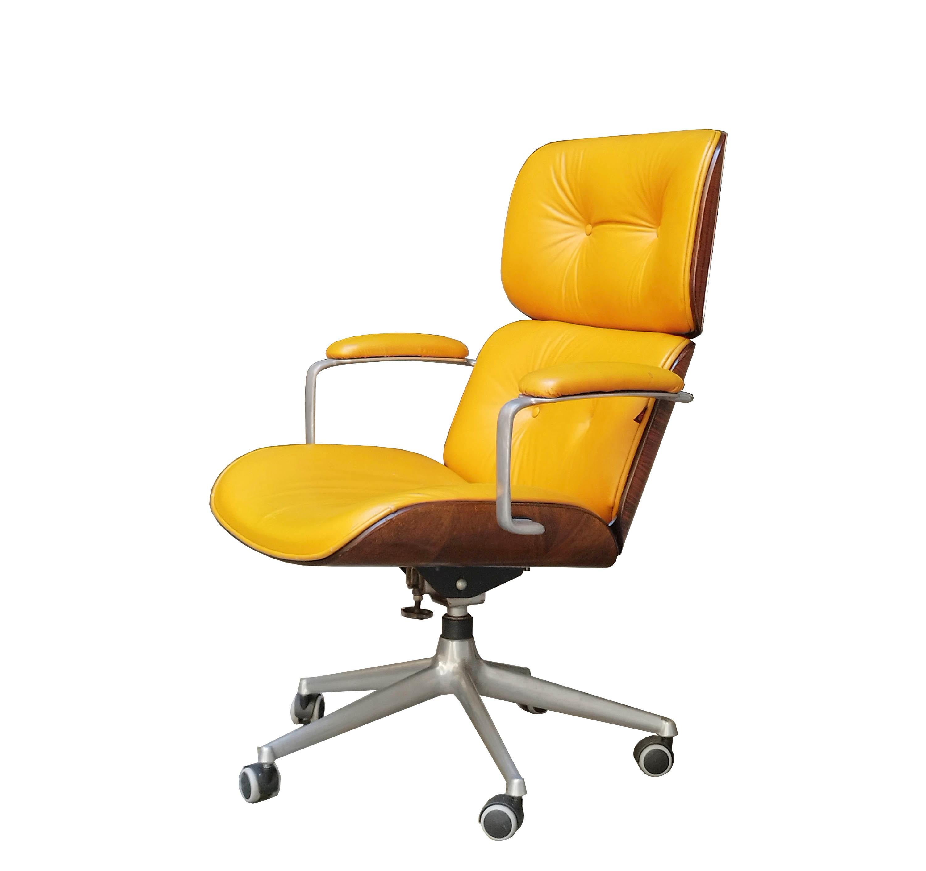 Ico Parisi for Mim Roma Desk, an Executive Armchair and a pair of Swiwel Chairs In Good Condition In Naples, IT