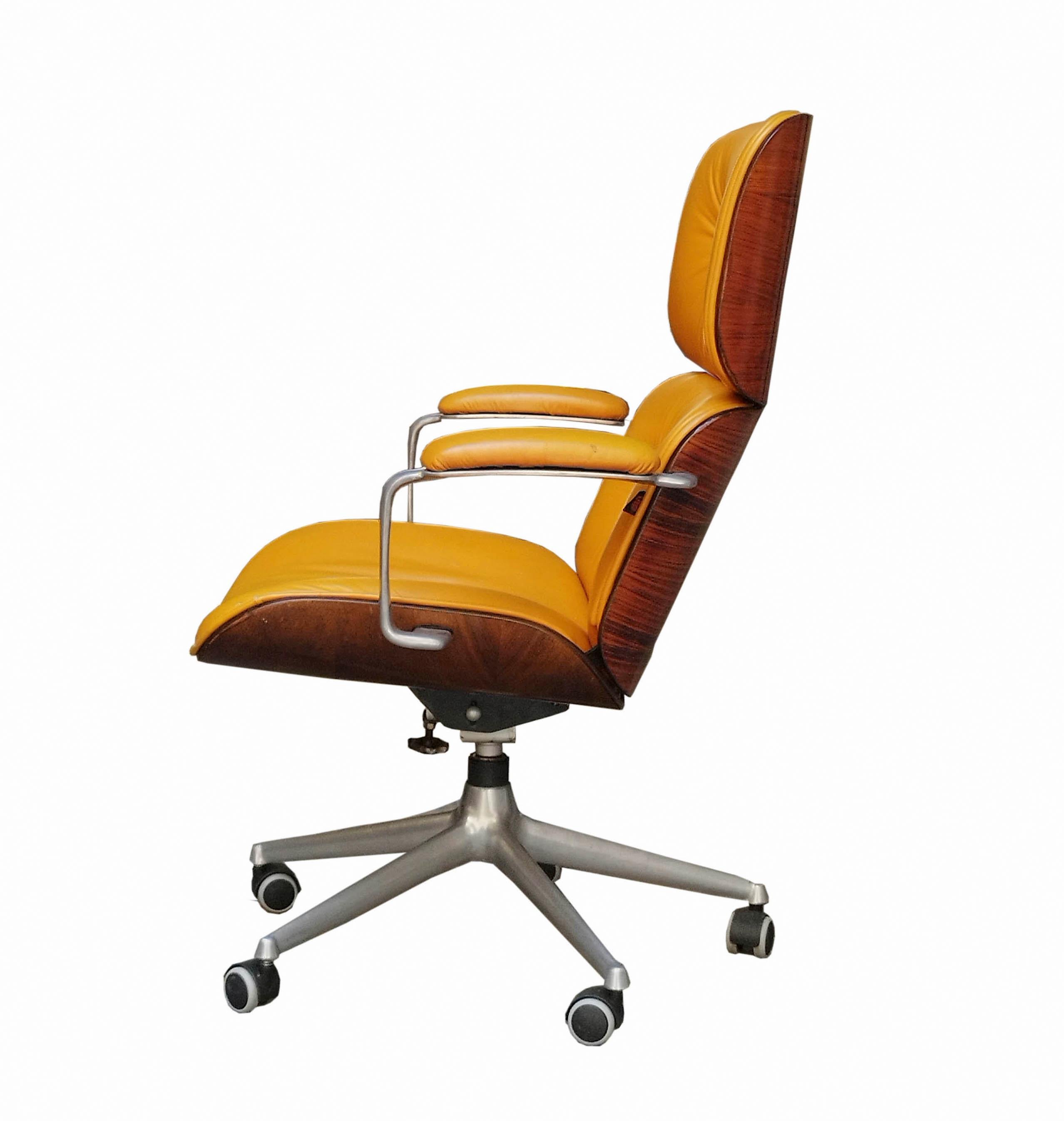 A modern swivel desk chair on castors from the Temi series, an icon of 1950s Italy designed by the famous Ico Parisi for MIM Roma, it features a four-star cast aluminium base, wood veneer and original leather upholstery. The original MIM Roma label