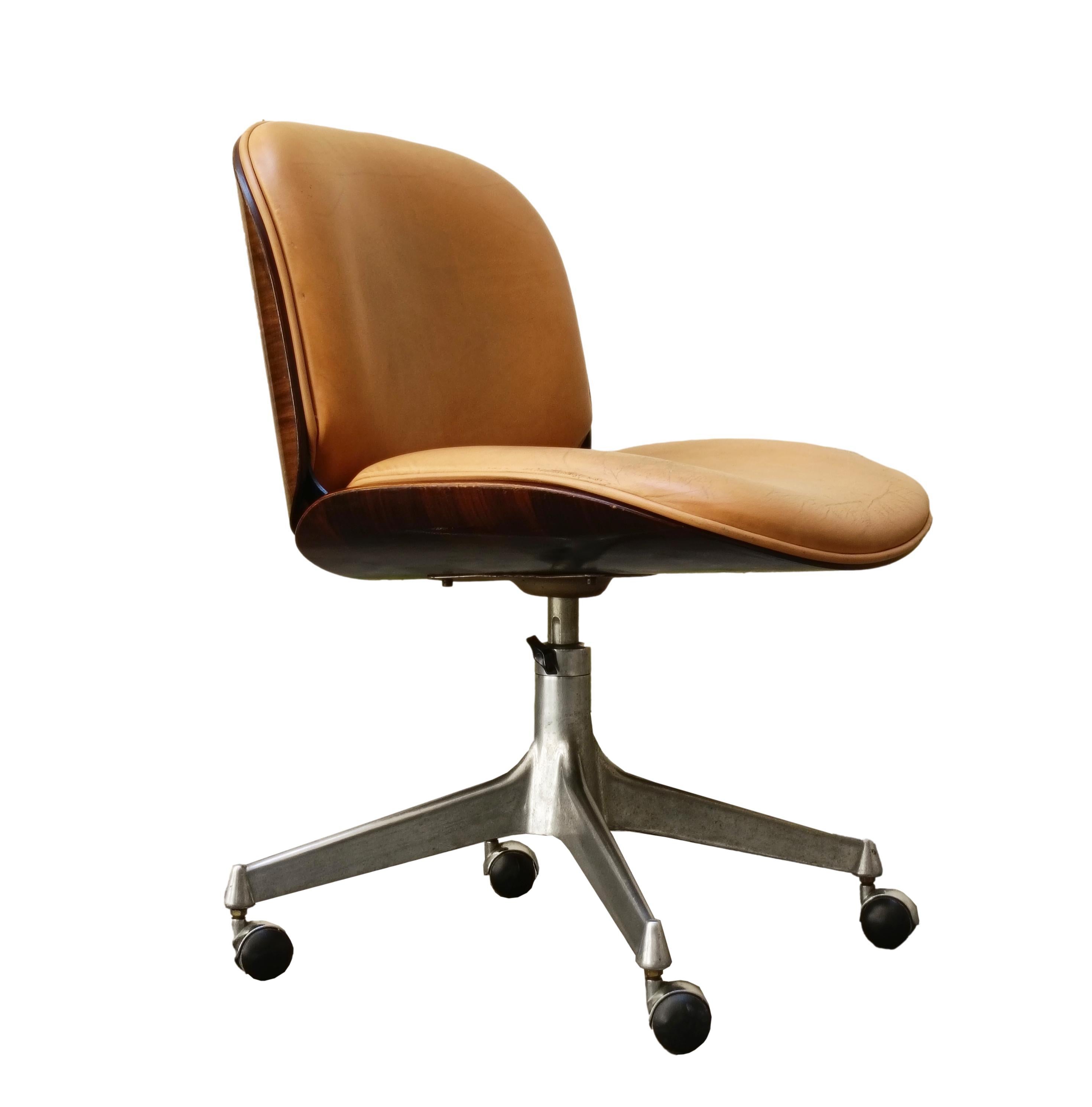 Office chair by Ico Parisi for MIM Roma, a timeless masterpiece of mid-century Italian design. This office chair from Ico Parisi's renowned Terni series was made in 1958. Made of walnut veneer and with a beautiful grain pattern, the shell adds a
