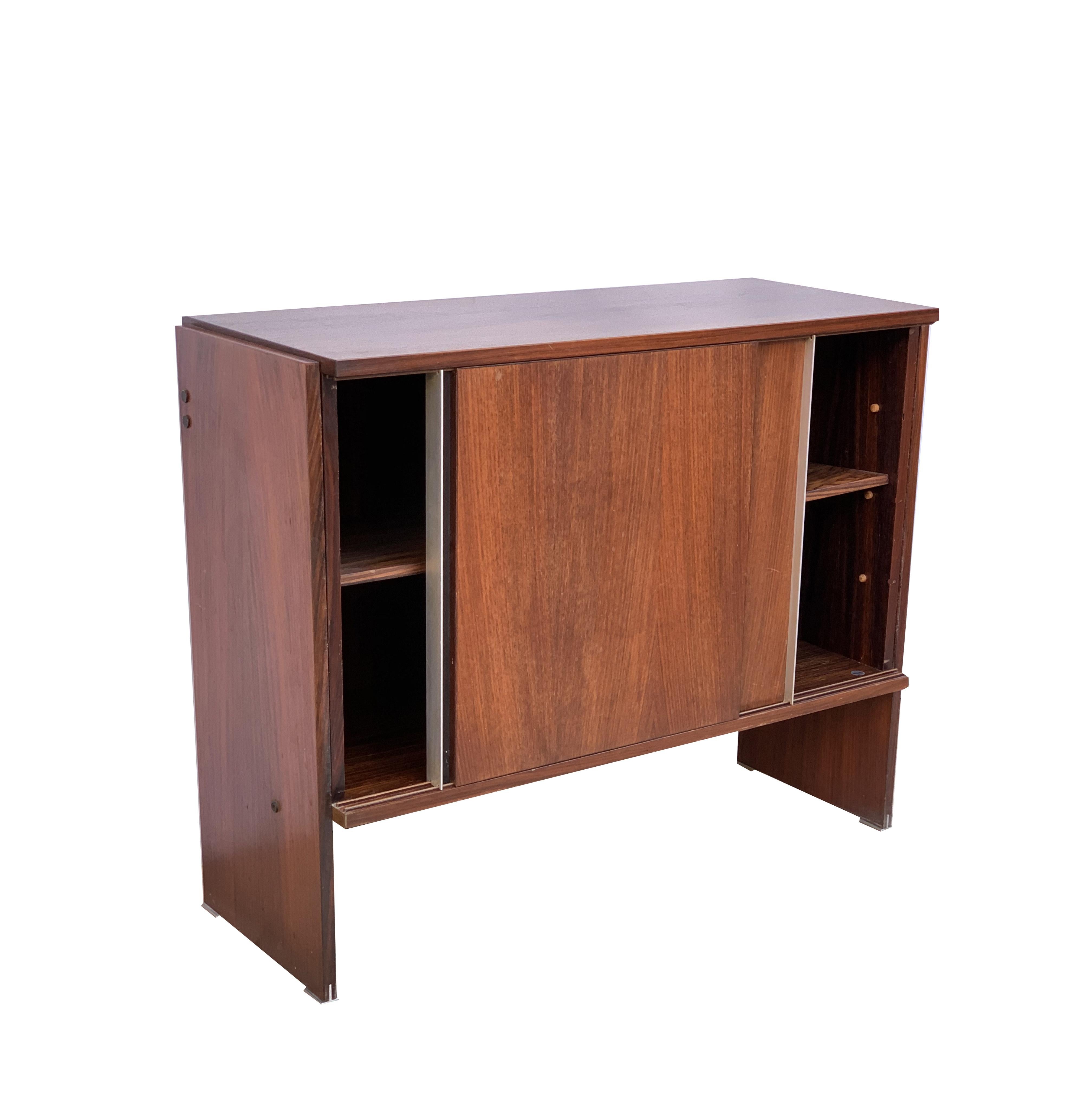 Rosewood sideboard with sliding doors, MIM Roma. Riginiture in aluminum.
It rests on four aluminum bases.
Label inside.