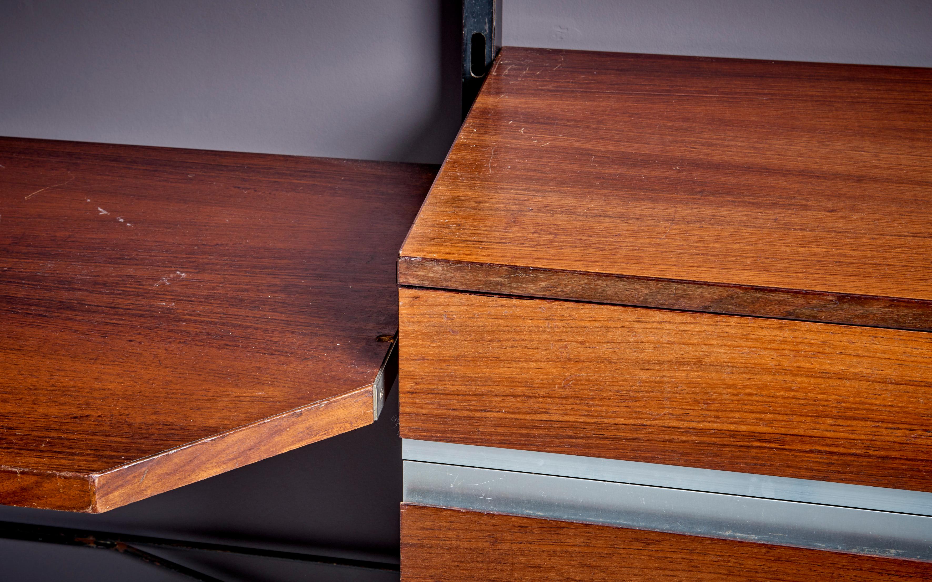 co Parisi für MIM Regal und integrierter Schreibtisch, Italien - 1960er Jahre. Gesamtzahl von vier Schubladen aus Metall und schönem Palisanderholz. Die Position der Einlegeböden ist verstellbar. Ico Parisi (1916-1996) war ein italienischer