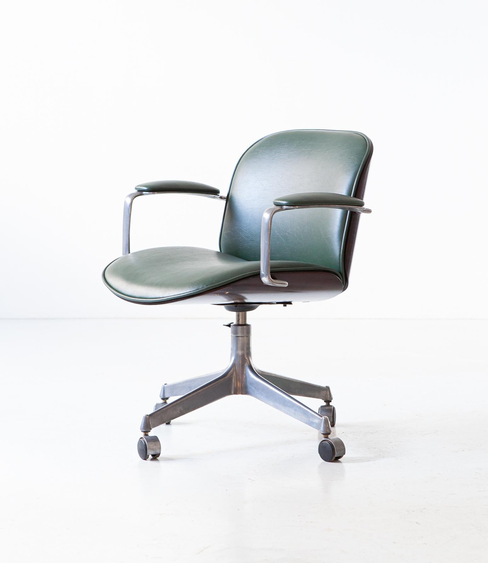 Ico Parisi for MiM Swivel Desk Chair in Green Skai and Walnut In Good Condition In Rome, IT
