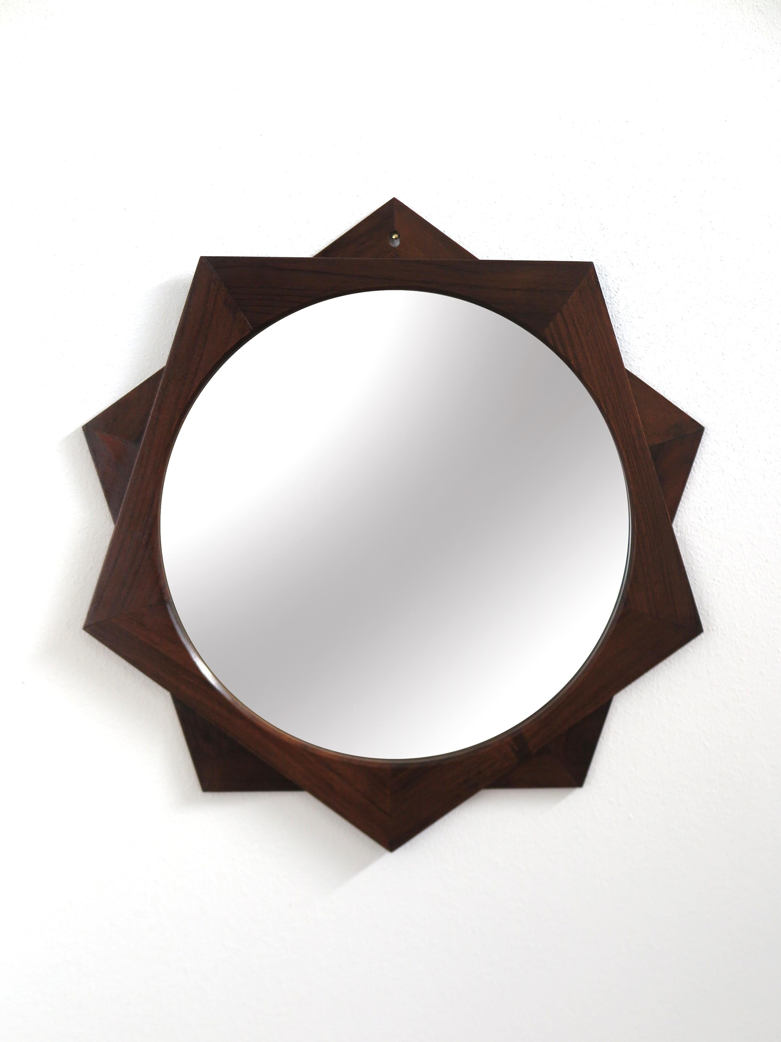 Specchio italiano disegnato da Ico Parisi e prodotto da Stildomus con cornice in legno scuro massello a forma di stella, Italia anni 60