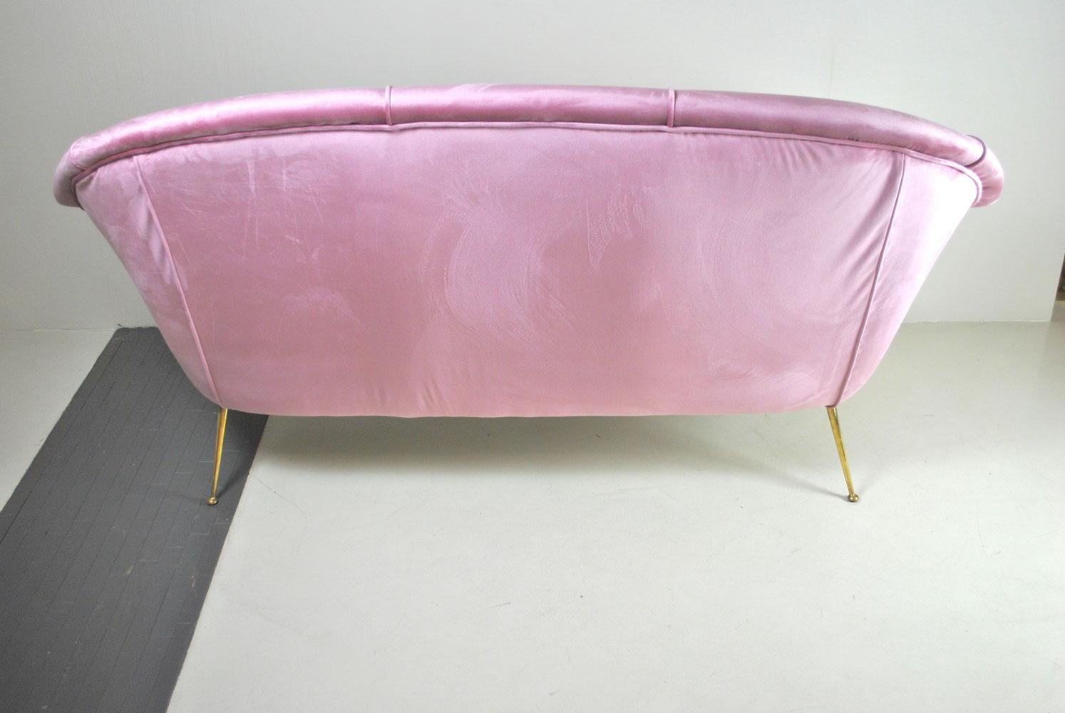 Ico Parisi Italian Sofa Early 1960s in Pink Velvet and Brass Feet For Sale 1