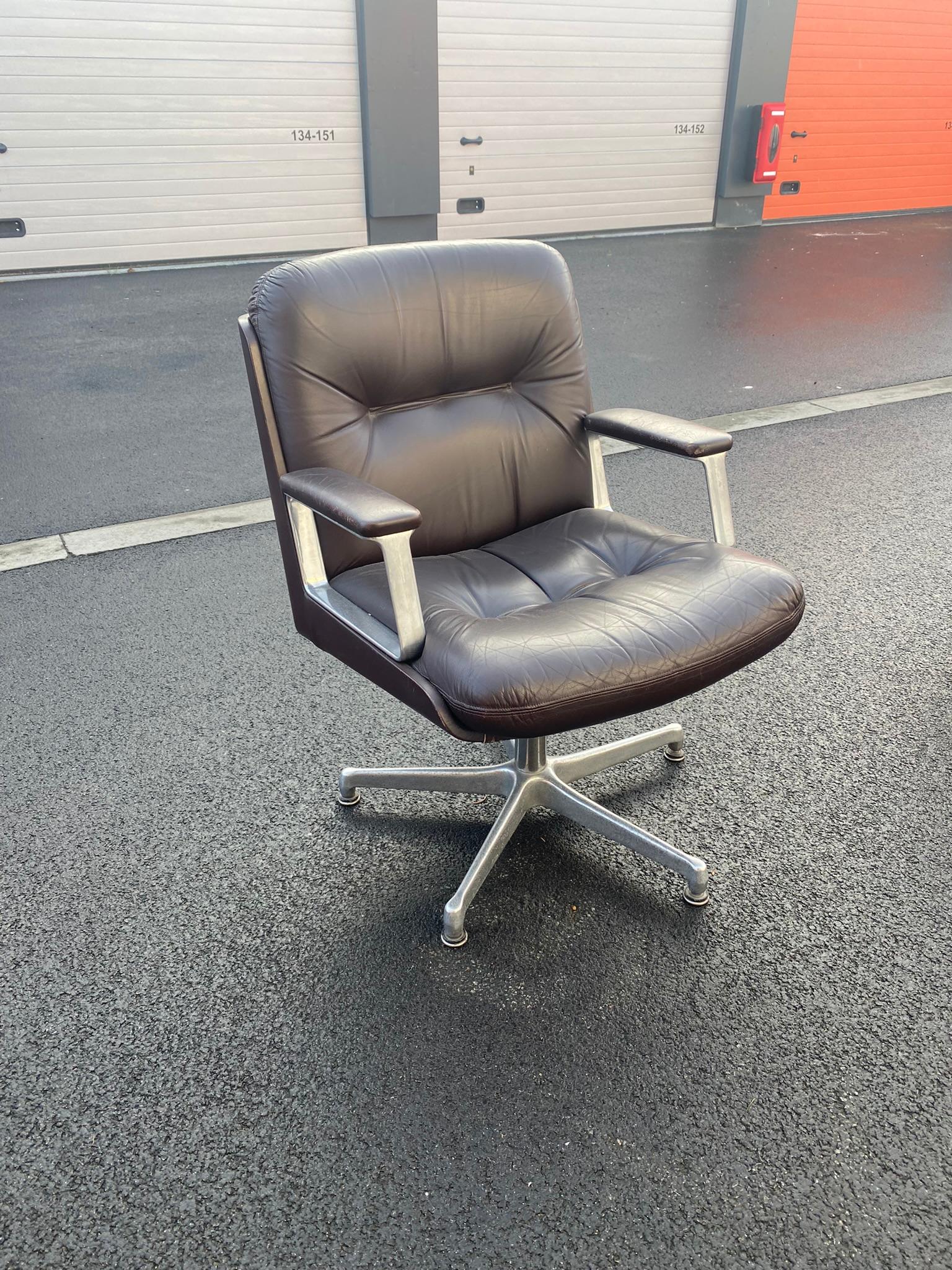Ico Parisi (im Stil von) Büro Sessel in Leder und Aluminium um 1970.