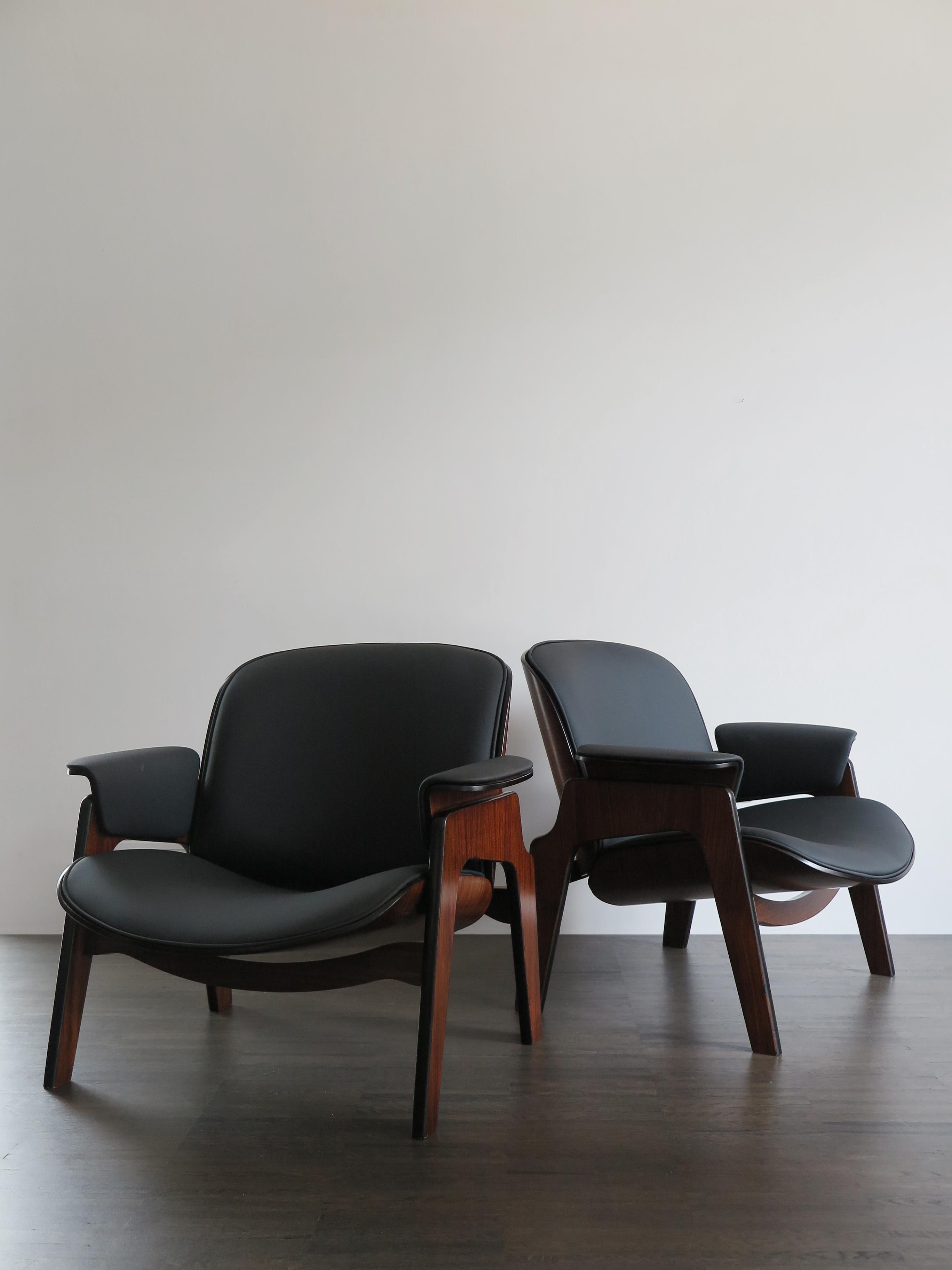 Tan France Auction Picks

Italian Mid-Century Modern design set of two armchairs designed in the style of Ico Parisi for Mim Roma
with dark wooden frame and curved plywood, leatherette upholstery, 1960s.
Please note that the armchairs are original