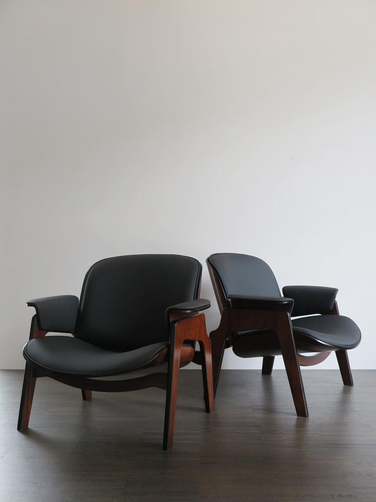 Italian Mid-Century Modern design set of two armchairs designed by Ico Parisi fo Mim Roma
with dark wooden frame and curved plywood, leatherette upholstery, 1960s.
Please note that the armchairs are original of the period and this shows normal
