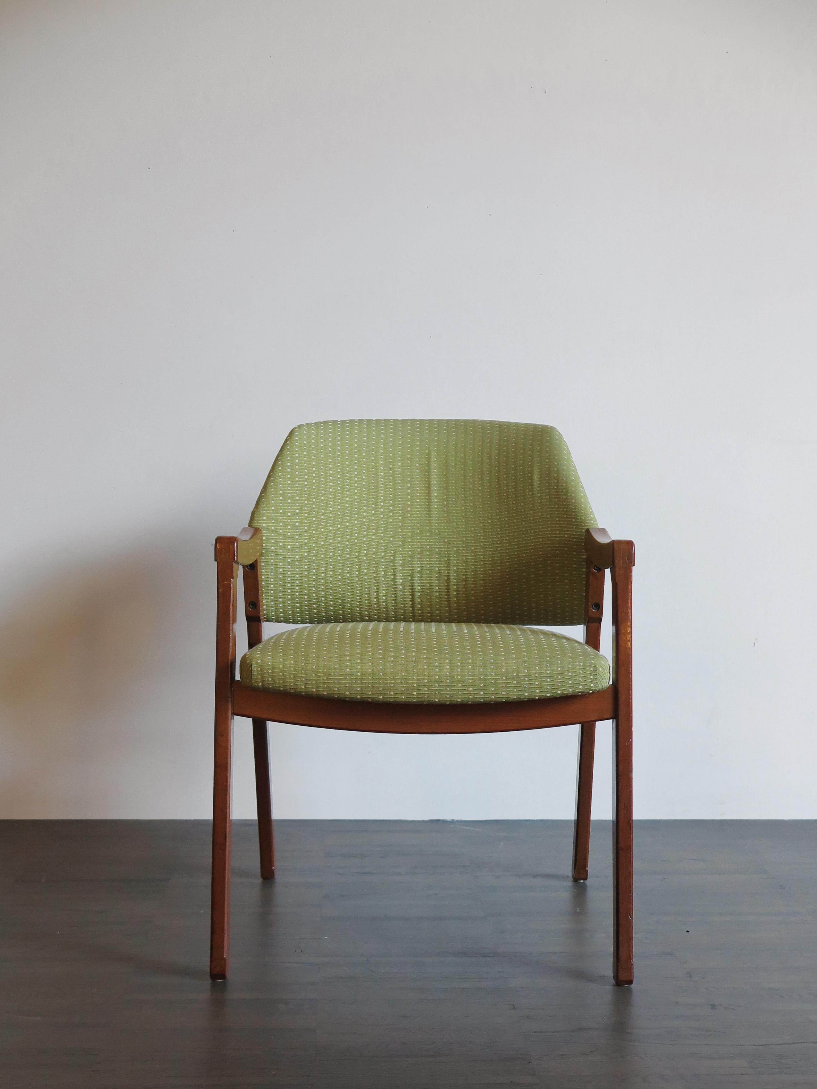 Italian Mid-Century Modern design rare and famous armchair model 814 designed by Ico Parisi for Cassina in 1961, solid wood structure and original fabric covering.

Please note that the item is original of the period and this shows normal signs of