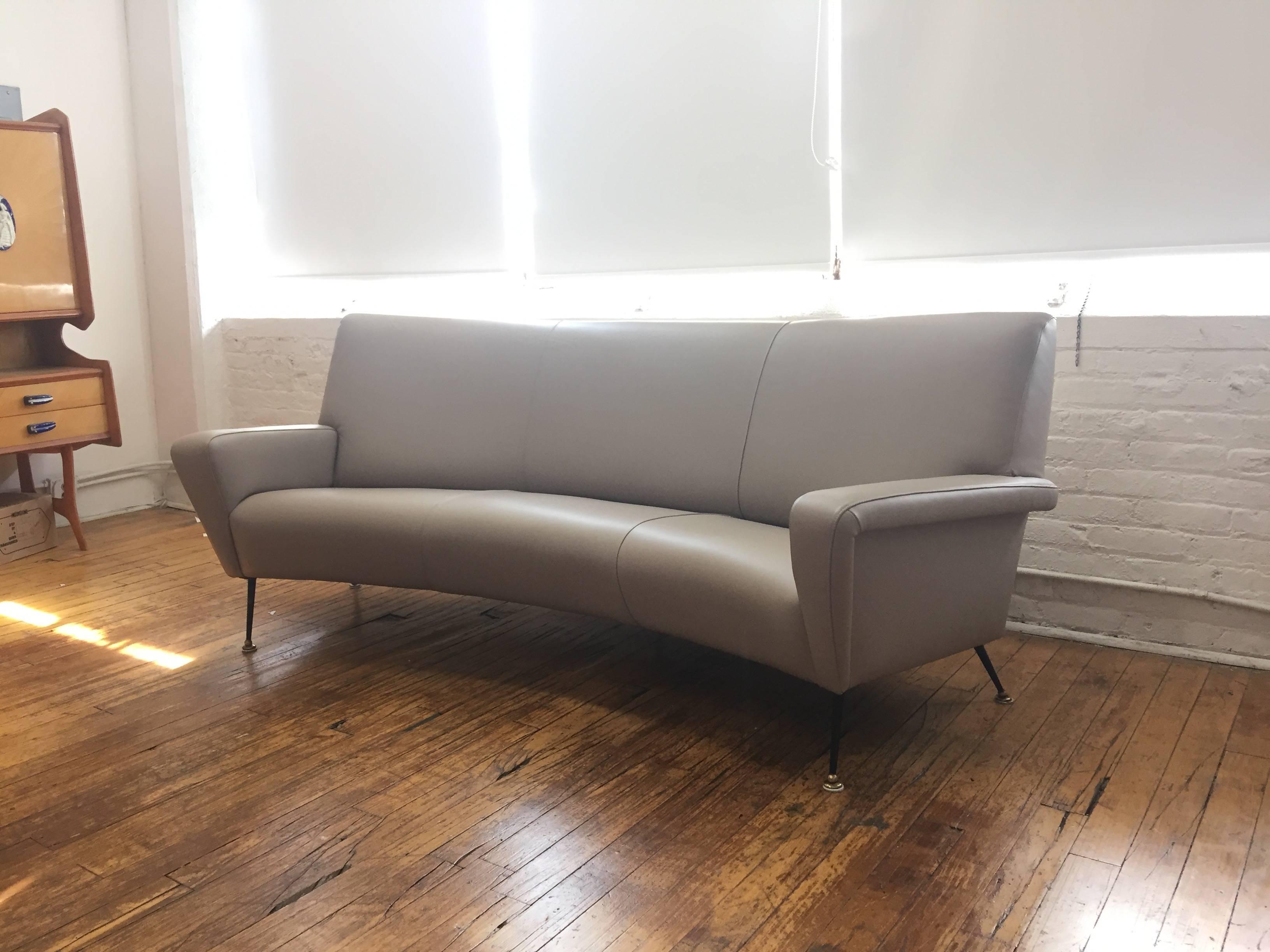 Ico Parisi Italian Leather Curved Sofa, Italy, circa 1960s, RESTORED FULLY In Excellent Condition In Jersey City, NJ