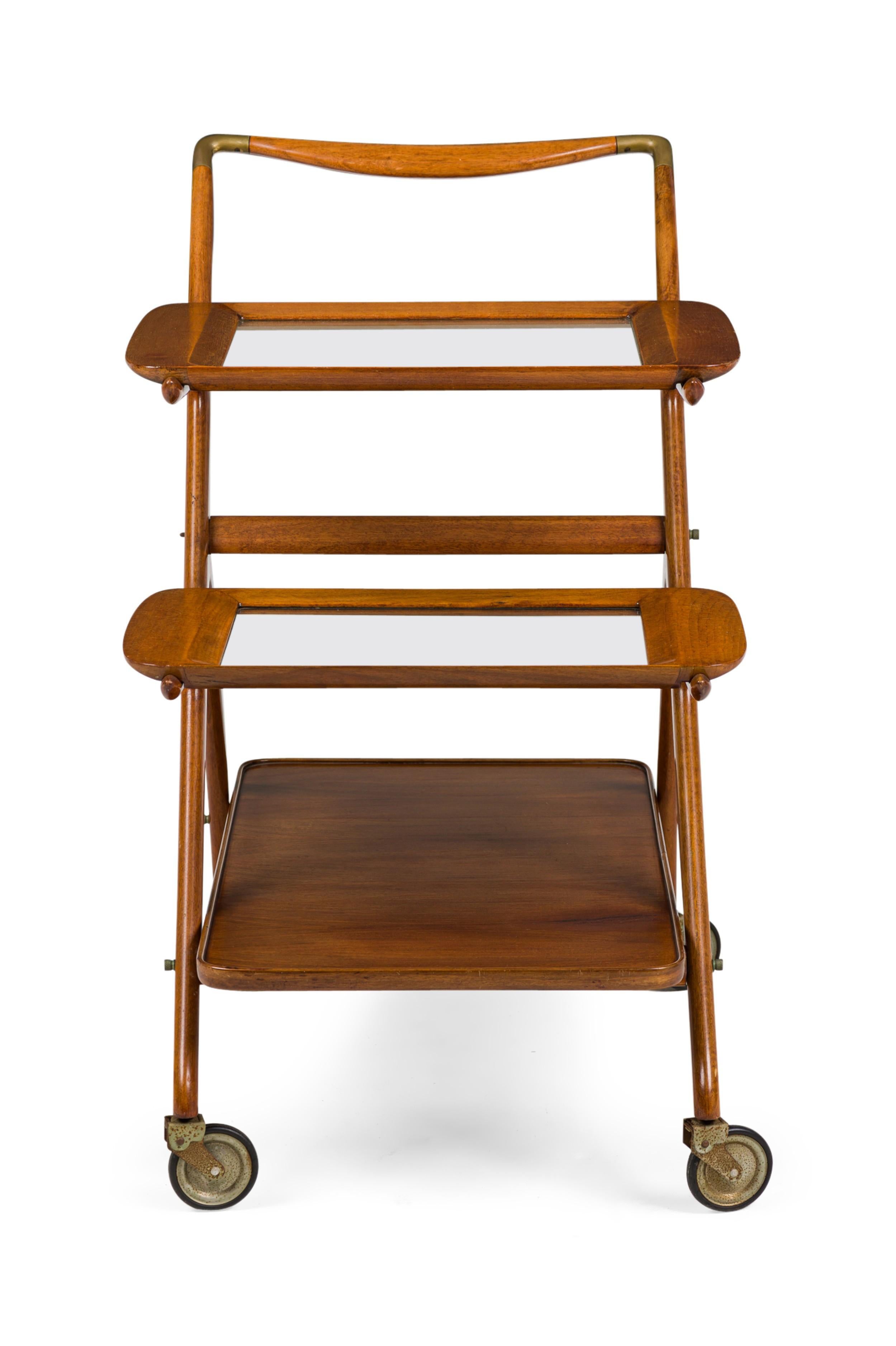 Chariot de bar à roulettes à 3 niveaux en verre et noyer avec détails en laiton et 4 roulettes (ICO PARISI pour ANGELO DE BAGGIS)