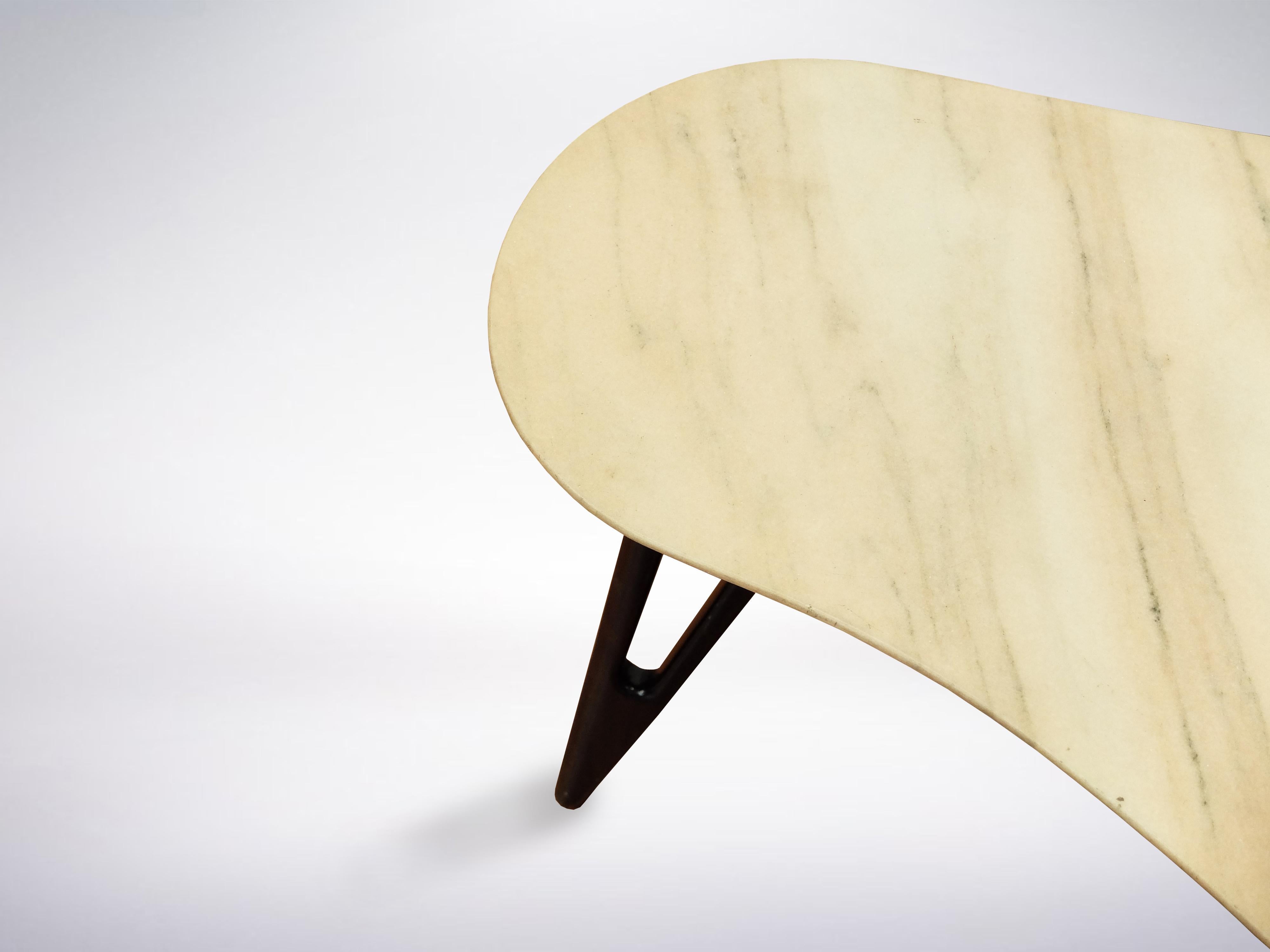 Ico Parisi, table d'appoint italienne en marbre et acajou de style moderne du milieu du siècle, 1950
Un petit canapé élégant et soigné, parfait pour de multiples usages. Ce design d'Ico Parisi datant des années 1950 est moderne et agréable à l'œil.